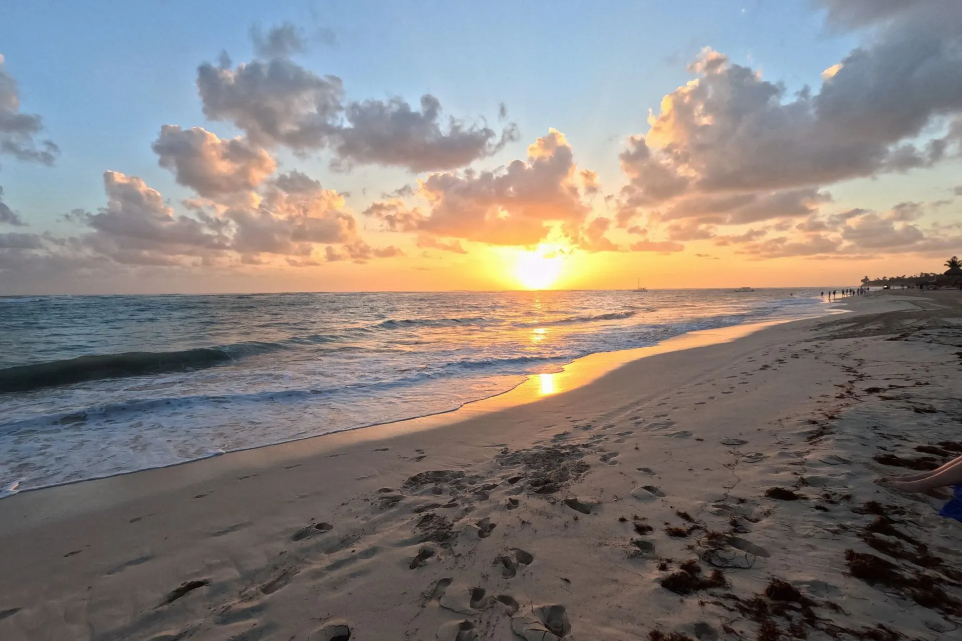 Adembenemende zonsondergang boven het strand van Saona Island, met kleurrijke lucht en reflecties op het water