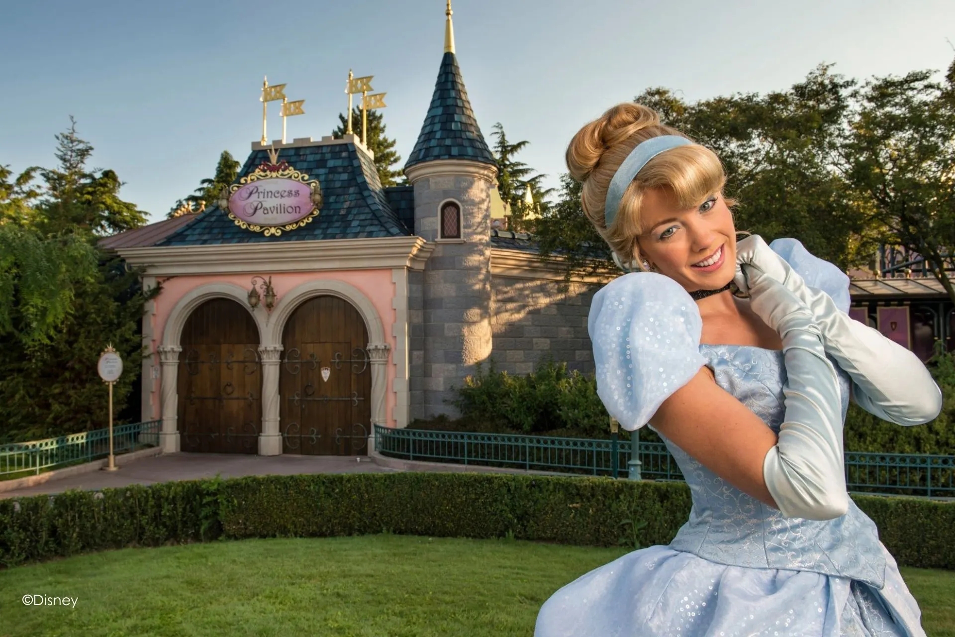  Assepoester begroet bezoekers bij het Princess Pavilion in Disneyland Parijs. Beleef een sprookjesachtige vakantie naar Disneyland Parijs, ontmoet je favoriete Disney-prinsessen en geniet van een betoverende ervaring. Ontdek Disneyland Parijs arrangementen met hotel en entree inbegrepen voor een magische reis vol aanbiedingen Disneyland Parijs.
