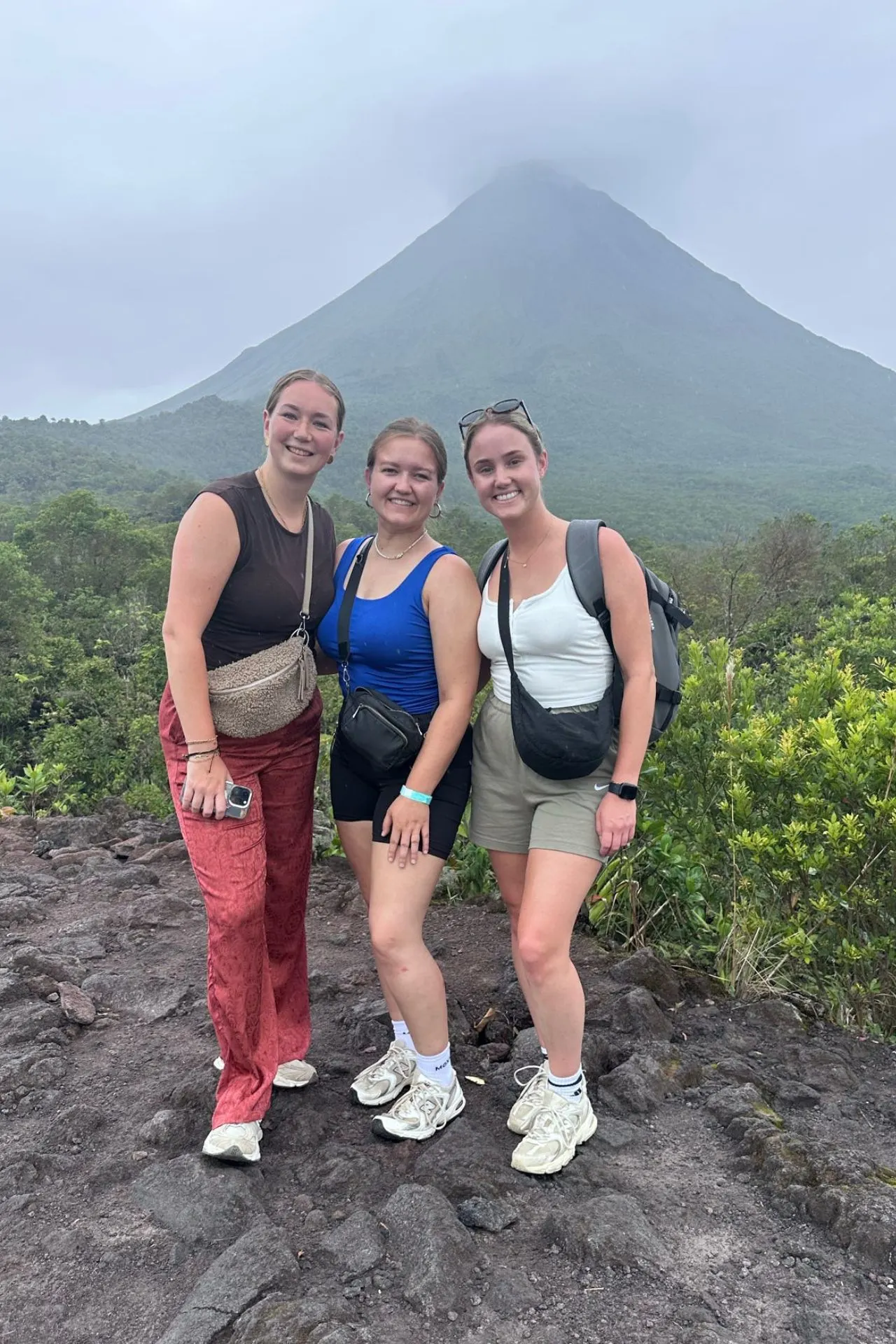 Uitzicht op de imposante Arenal-vulkaan tijdens de Arenal 1968 Hike in Costa Rica. Deze populaire wandelroute voert langs oude lavavelden, tropische natuur en panoramische uitzichtpunten rondom de vulkaan.