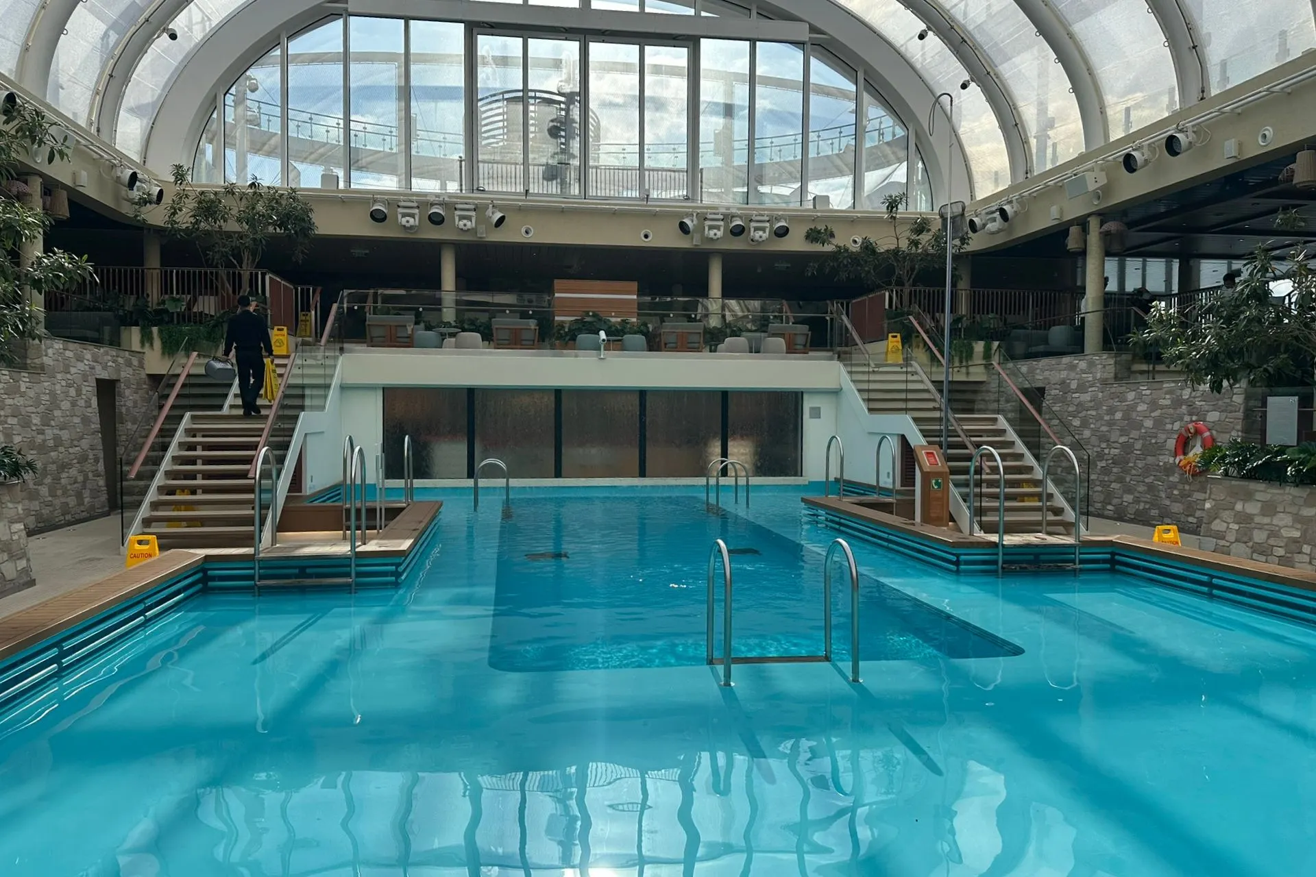 Binnenzwembad en spa aan boord van cruiseship Costa Toscana
