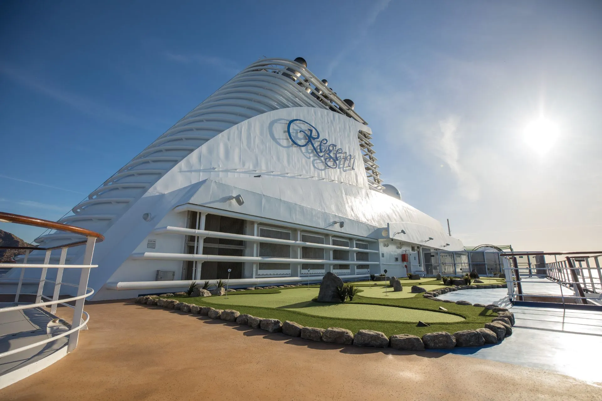 Regent Seven Seas Cruises schip met luxe bovendek en zen‑tuin, voorbeeld van ultra‑luxe all‑inclusive cruise. Aan boord van Regent Seven Seas Cruises draait alles om rust, ruimte en verfijnde luxe. Op het bovendek geniet je van stijlvolle buitenruimtes en een serene sfeer, typisch voor deze ultra‑luxe all‑inclusive rederij waar ontspanning centraal staat.