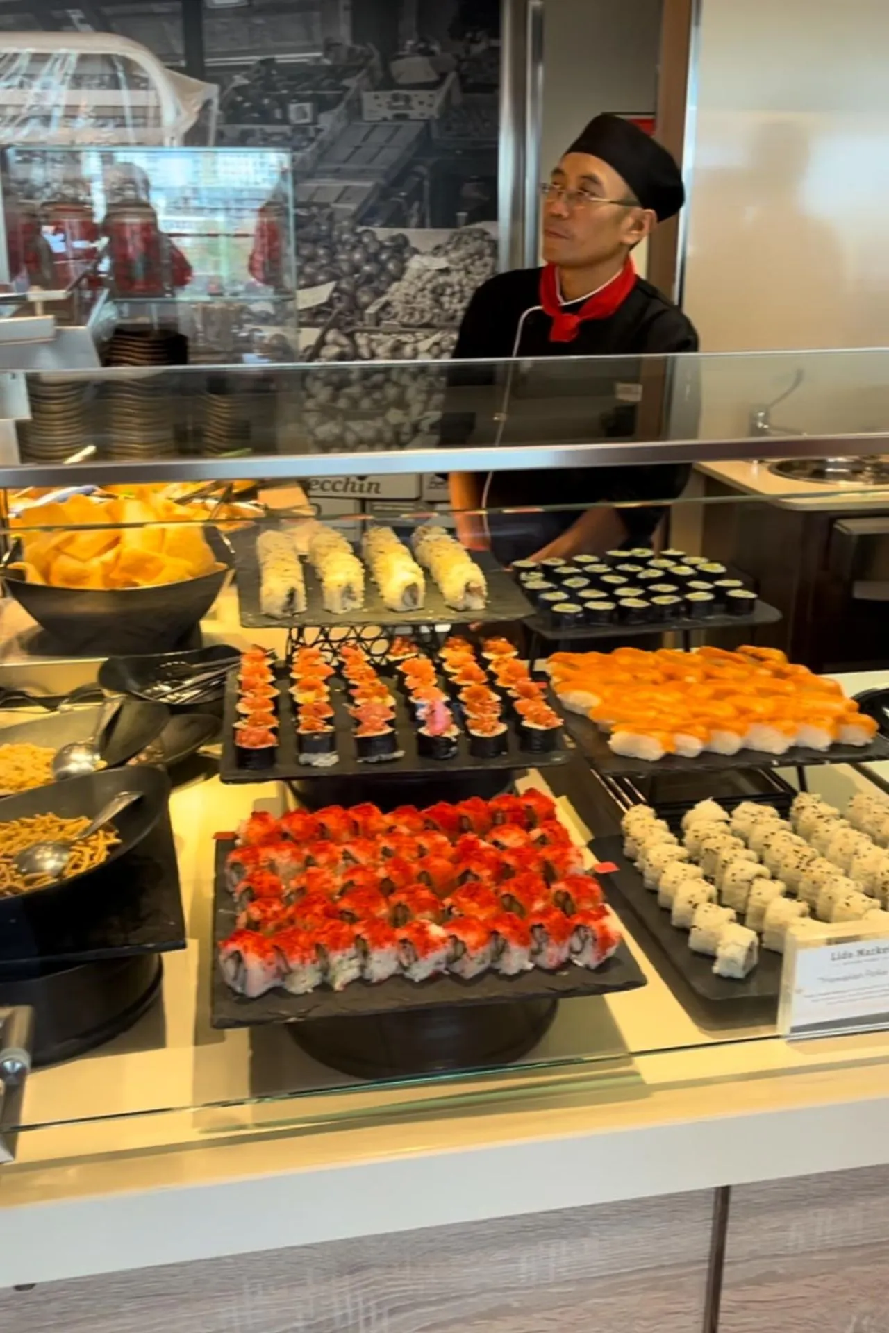 Een uitgebreid buffet met kleurrijke sushi, verse ingrediënten en een chef die achter het buffet staat op de Nieuw Statendam.
