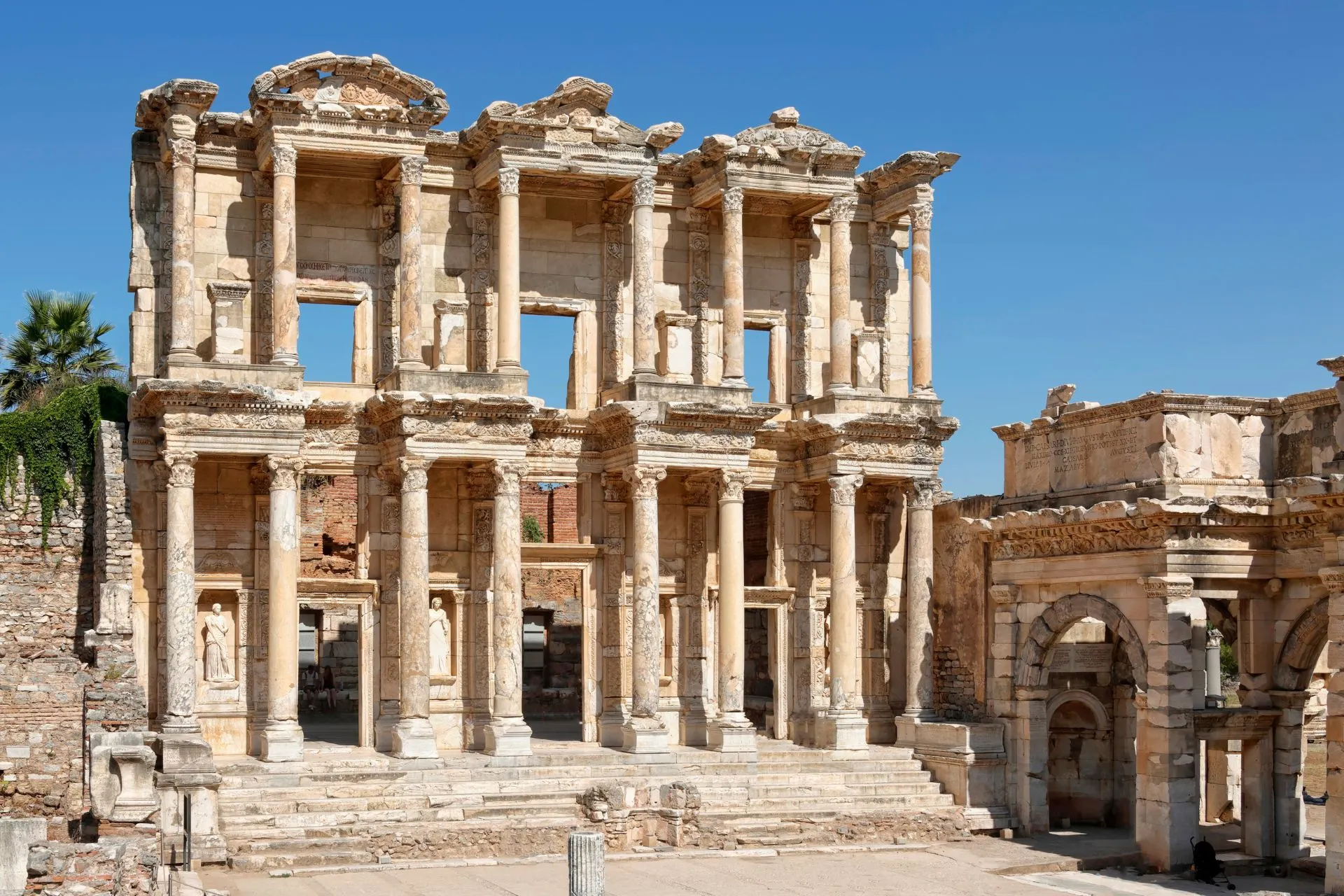 De imposante façade van de Celsus-bibliotheek in Efeze, een van de best bewaarde bouwwerken uit de oudheid in Turkije.