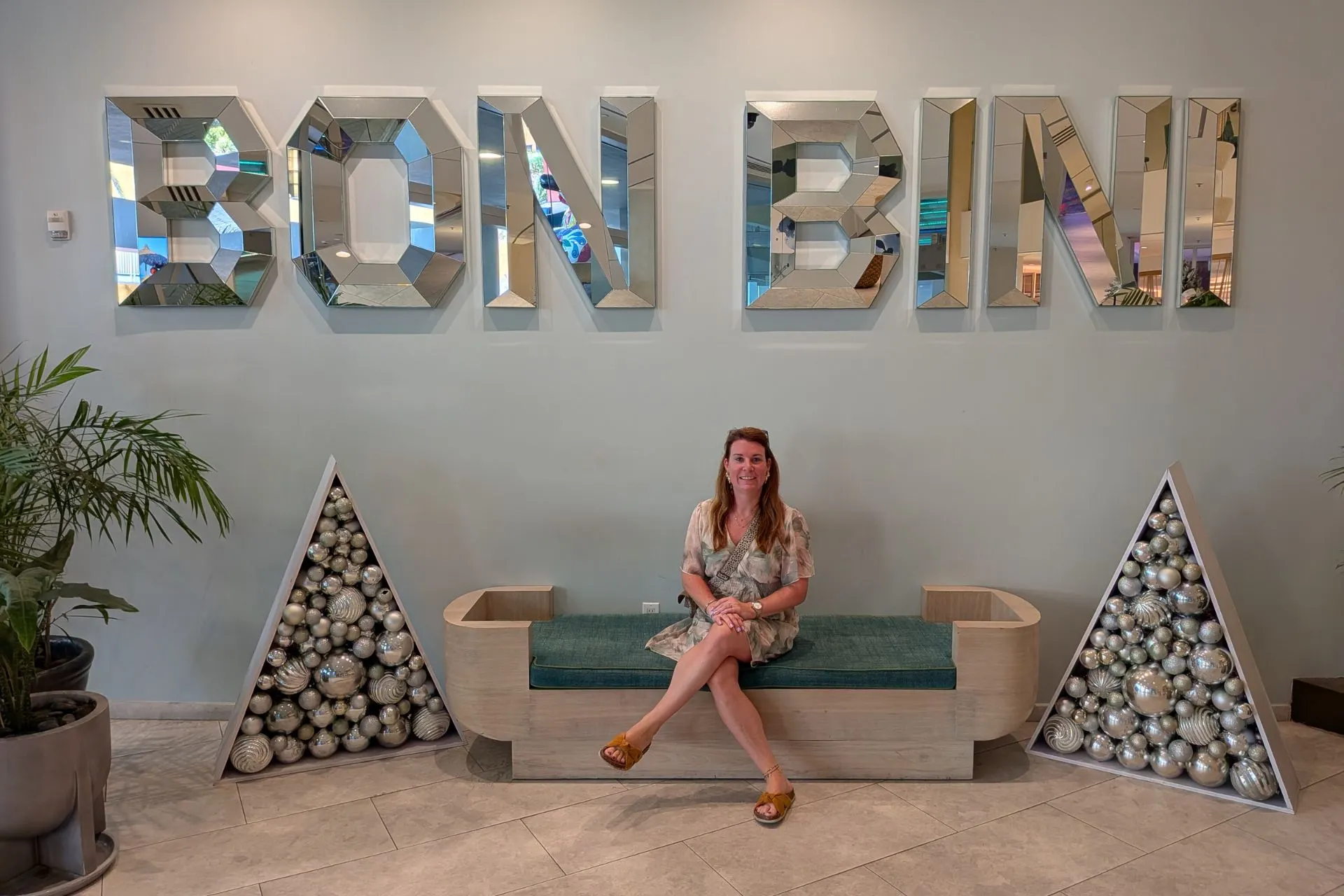 Stijlvolle entree met grote Bon Bini-letters en moderne decoratie op Curaçao. Deze foto straalt gastvrijheid en Caribische charme uit, ideaal voor toeristen die zich welkom willen voelen op het eiland. Perfect voor social media en reisblogs over Curaçao en tropische vakanties.