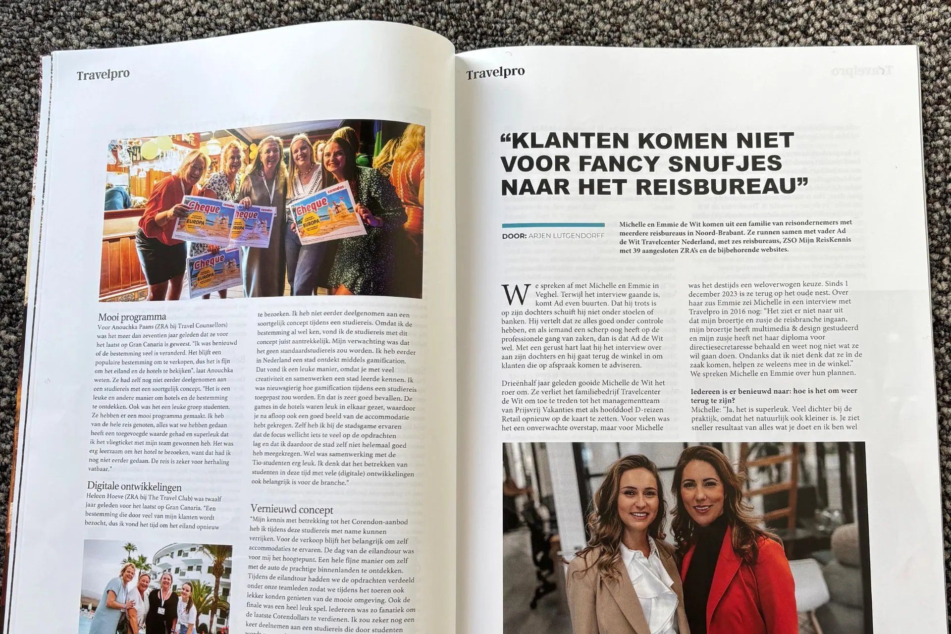 Opengeslagen magazine Travelpro met foto van Emmie en Michelle samen.