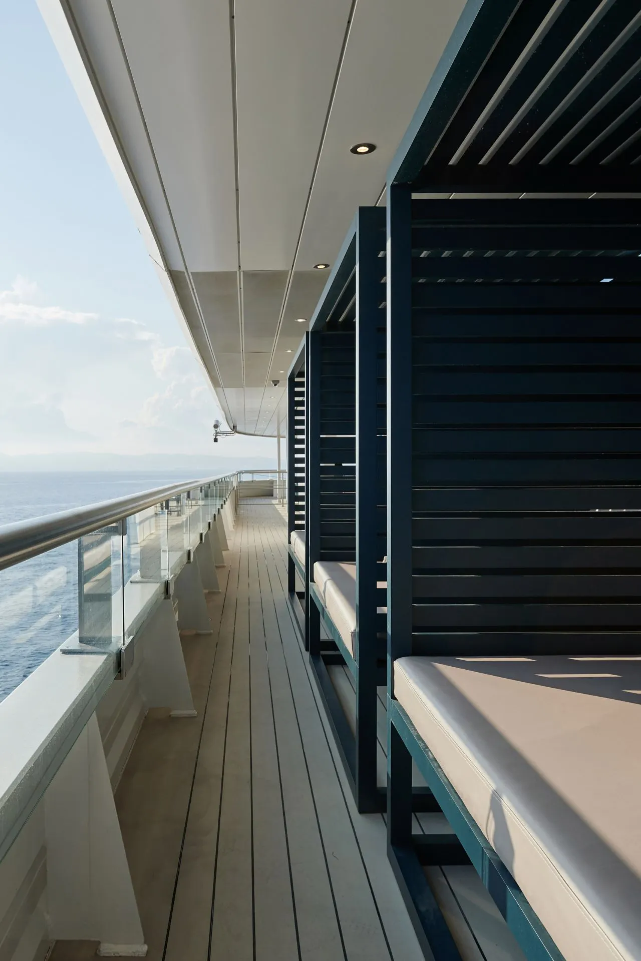 Een stijlvol dek met moderne overdekte loungestoelen biedt een rustige plek om te ontspannen terwijl het schip zachtjes over de oceaan vaart. Het strakke design, de schone lijnen en het panoramische uitzicht creëren een serene sfeer die past bij een luxe cruise vakantie. De combinatie van comfort, privacy en frisse zeelucht laat zien hoe een luxe zeecruise een verfijnde en ontspannen reiservaring biedt.