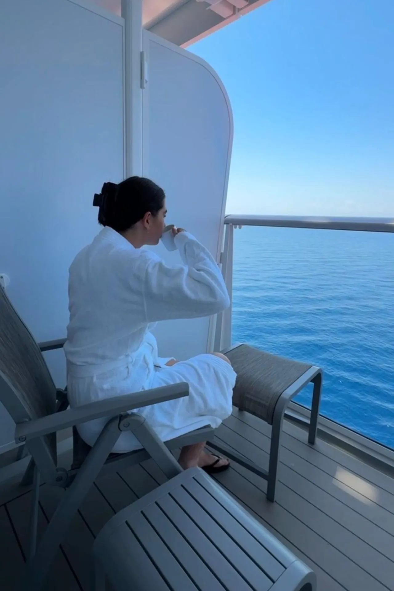 Privébalkon van een balkonhut op de Mein Schiff Flow met comfortabele stoelen en een panoramisch uitzicht over zee. Vanaf het balkon geniet je op elk moment van de dag van de frisse zeelucht, rust en eindeloze vergezichten. Een balkonhut biedt extra comfort en een eigen plek om volledig tot ontspanning te komen tijdens de cruise.