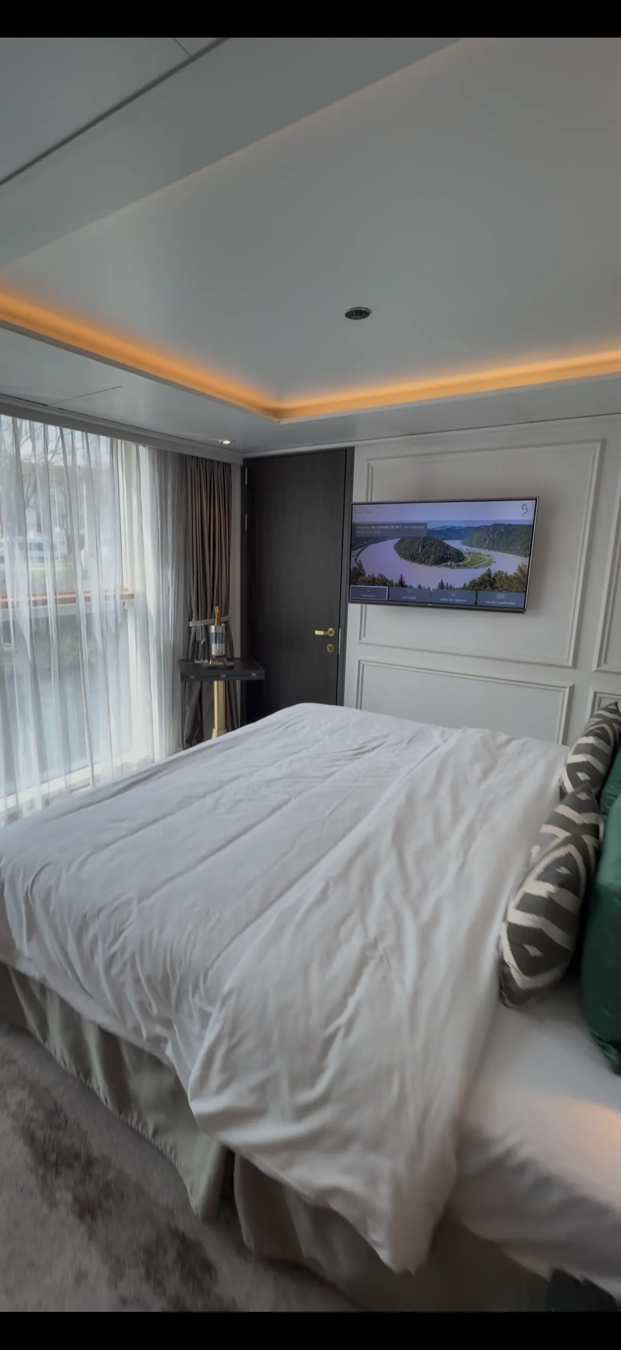 Room Riverside Debussy