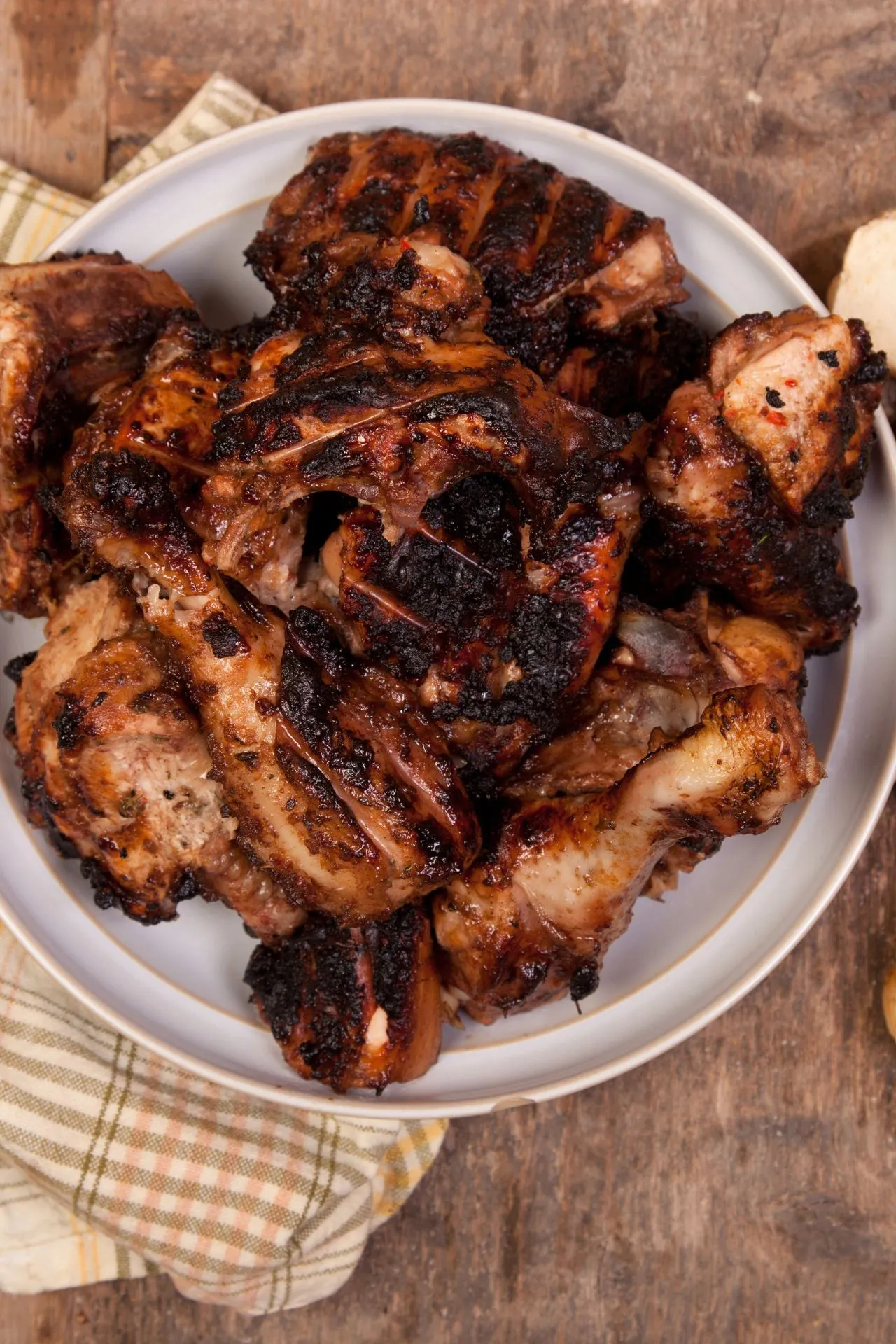 Close-up van sappige, pittig gekruide jerk chicken met een knapperig gegrilde korst.