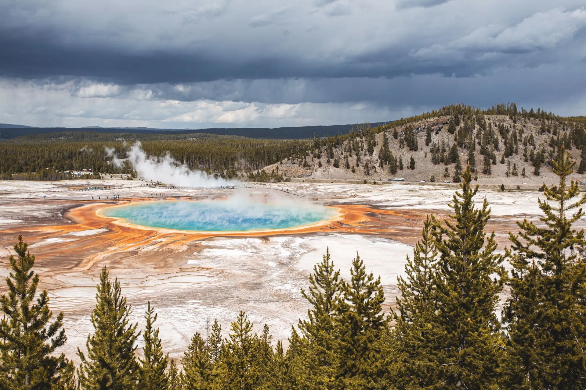 Grand Prismatic Spring in Yellowstone National Park, Wyoming, met felgekleurde thermale bron en stoomwolken tegen een bergachtig landschap. Yellowstone is beroemd om zijn geisers, warmwaterbronnen en wilde dieren. Een absolute must-see tijdens een rondreis door Amerikaanse nationale parken in 2026.