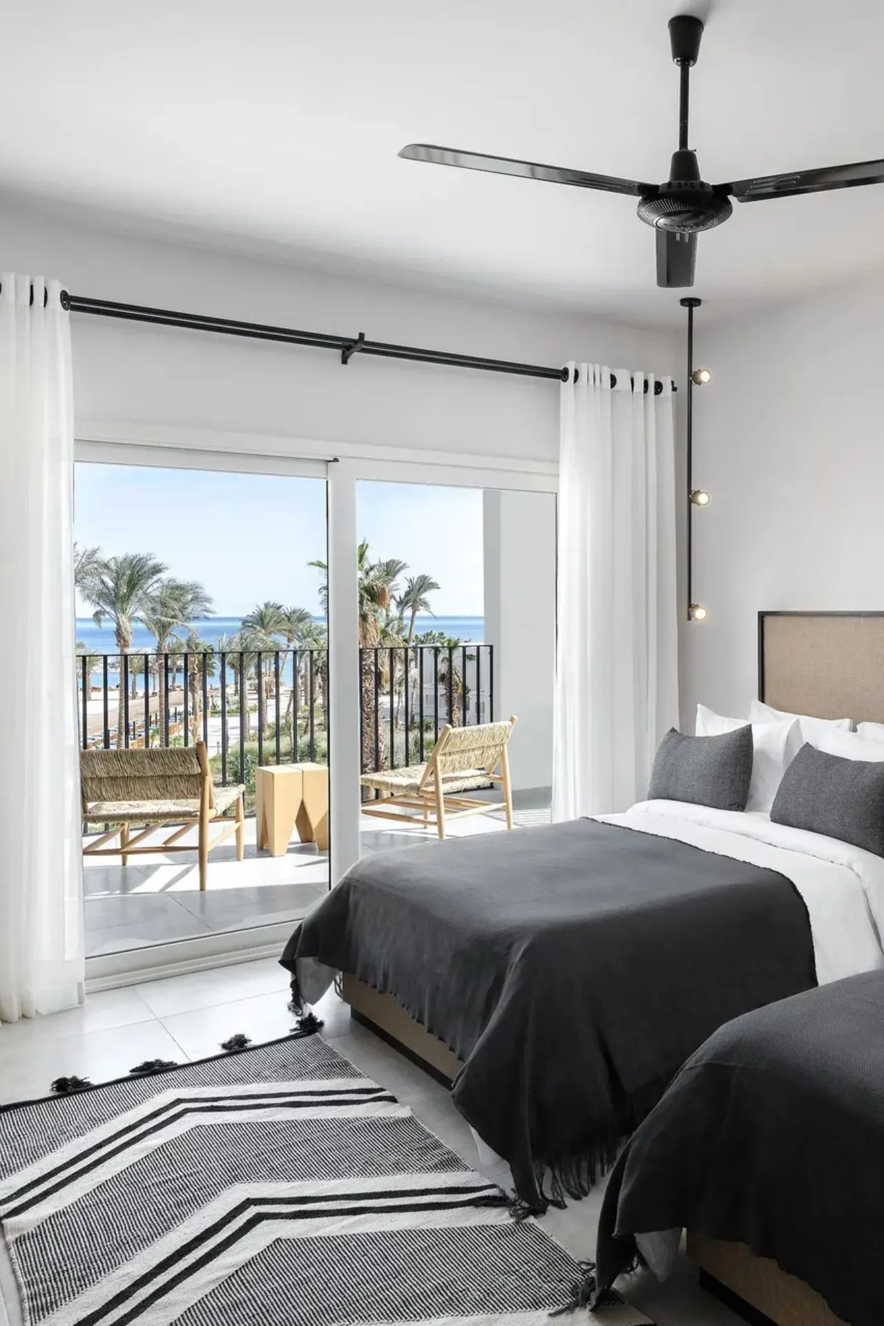 Moderne hotelkamer in Serry Beach Resort in Egypte met balkon en uitzicht richting zee.