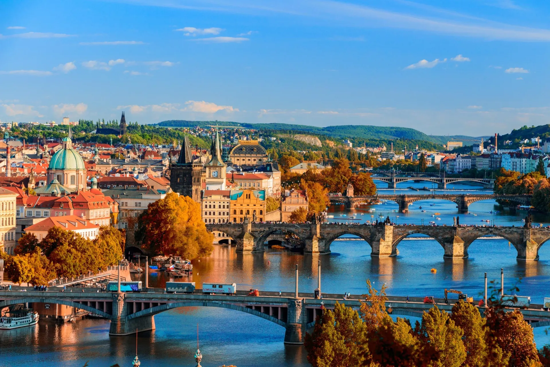 Panoramisch uitzicht over Praag, Tsjechië, met de iconische Karelsbrug die de rivier de Moldau overspant, omringd door historische gebouwen, kerktorens en kleurrijke daken. Deze Europese bestemming staat bekend om zijn middeleeuwse architectuur, romantische sfeer en rijke culturele erfgoed. Perfect voor een stedentrip naar Praag met bezienswaardigheden zoals de Praagse Burcht, Oude Stad en pittoreske bruggen. Ideaal voor reizigers die kunst, geschiedenis en cultuur willen ontdekken.