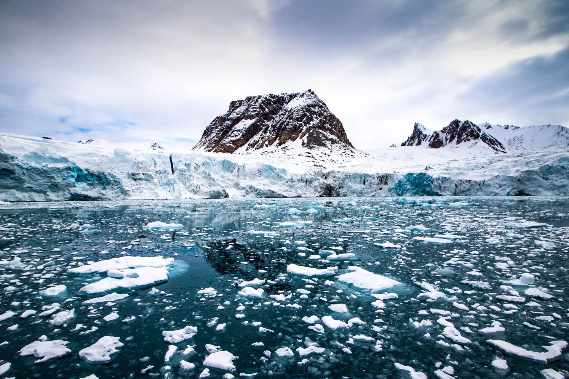 De gletsjers van Spitsbergen vormen een spectaculair Arctisch decor van ijs, water en ruige bergen. Een absolute highlight tijdens expeditiereizen naar het hoge noorden.

