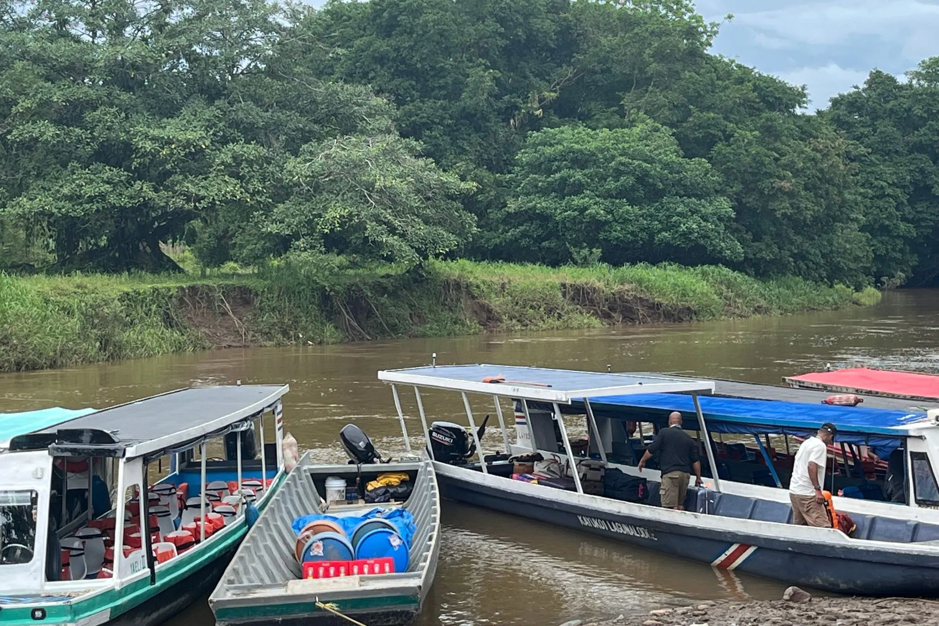 Excursieboten aangemeerd aan de oevers van Tortuguero National Park. Vanuit hier vertrekken bezoekers voor boottochten door de kanalen om wildlife, tropische vogels en de ongerepte natuur van Costa Rica te ontdekken.