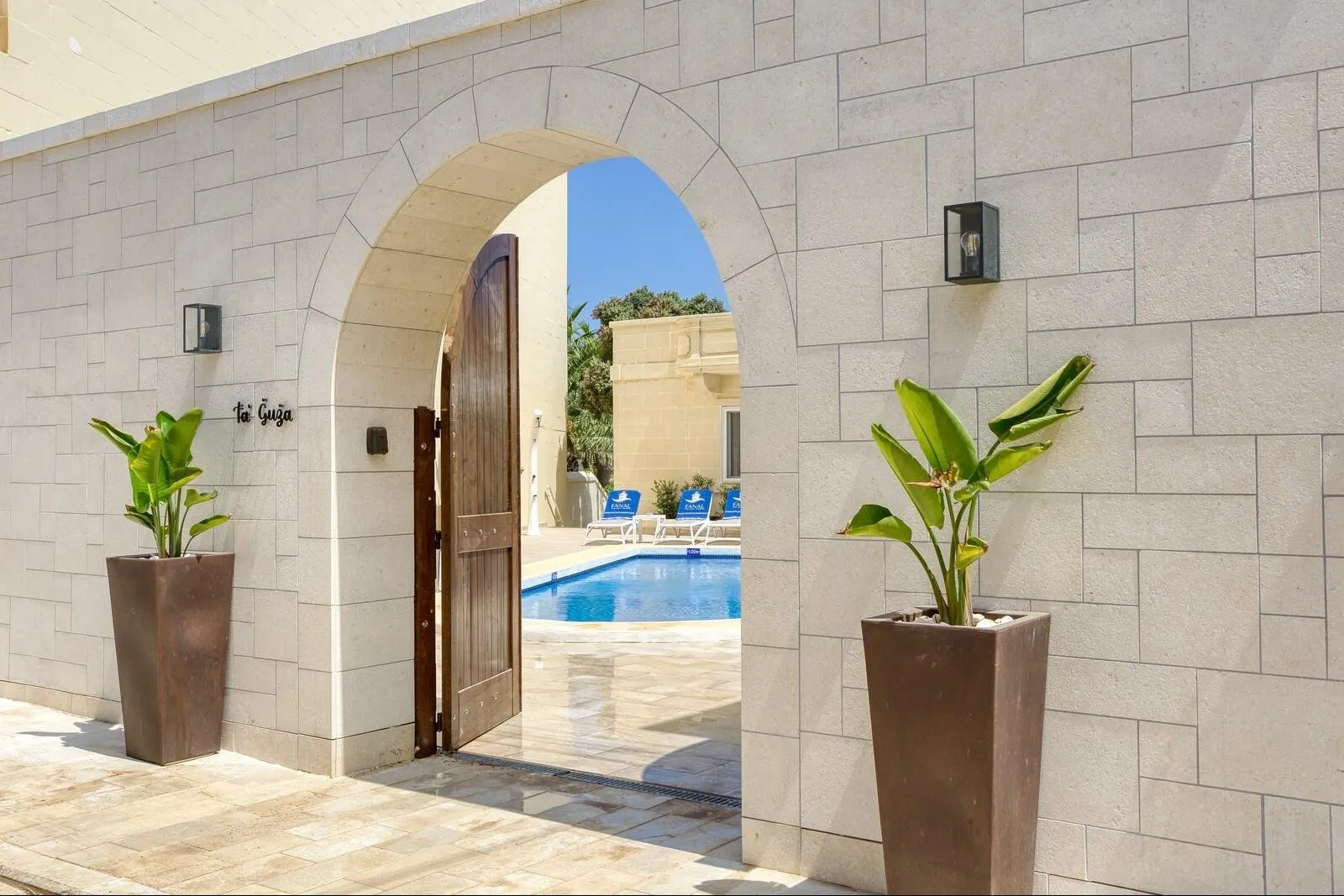 Villa Ta Guza - entree