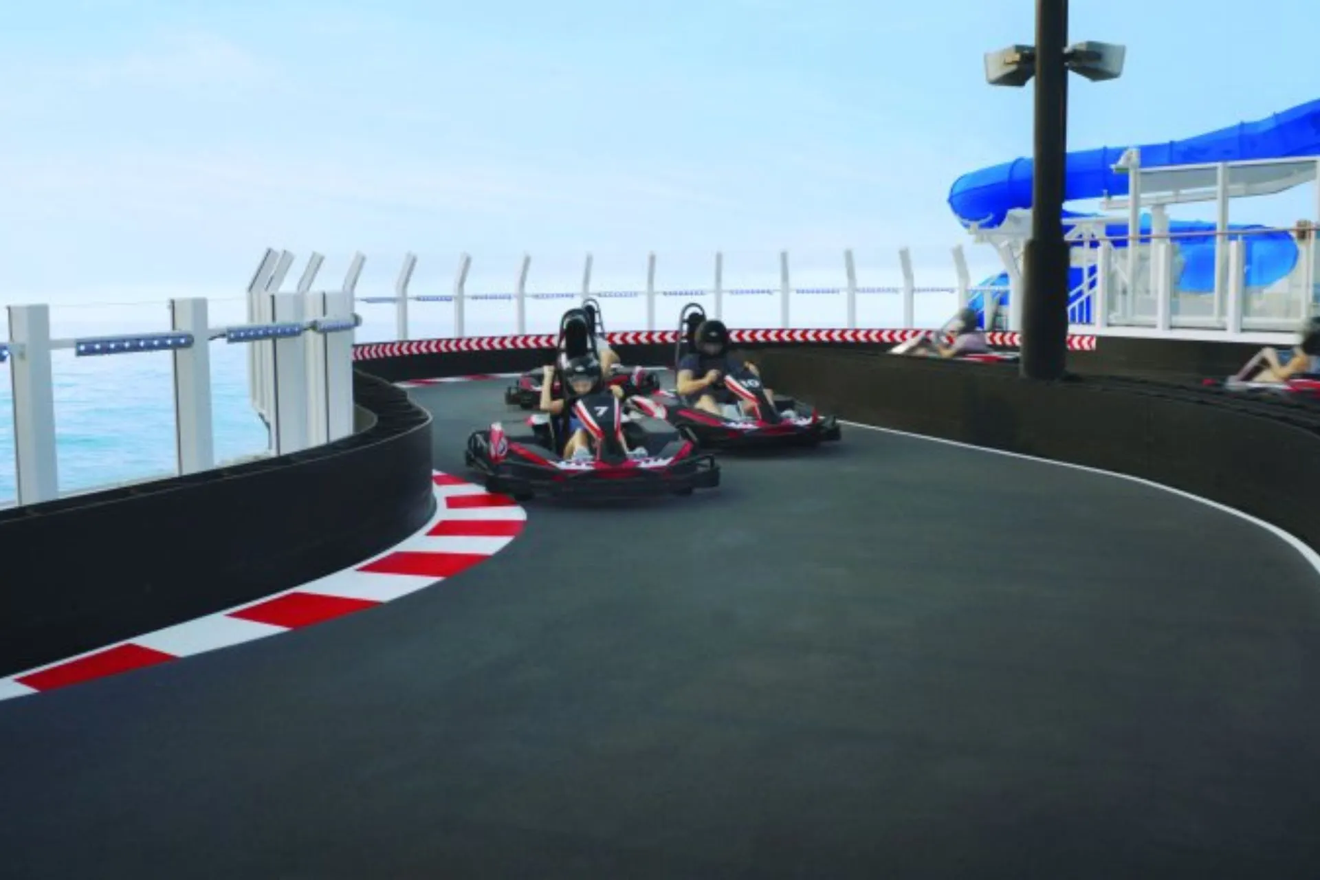 Racebaan op het dek van een Norwegian Cruise Line schip met spectaculair entertainment aan boord.
