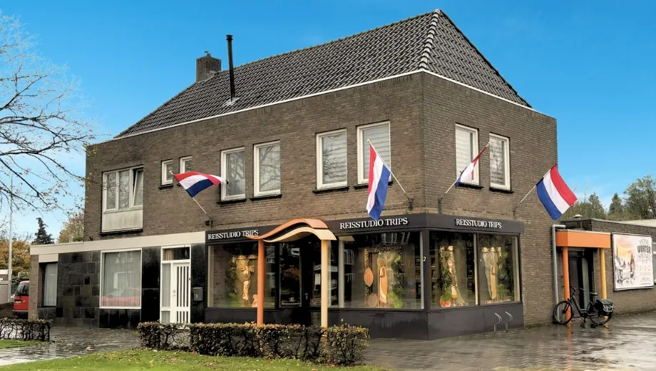 Vestiging Travelcenter de Wit in Asten, oude boerderij met strak heldere lucht.