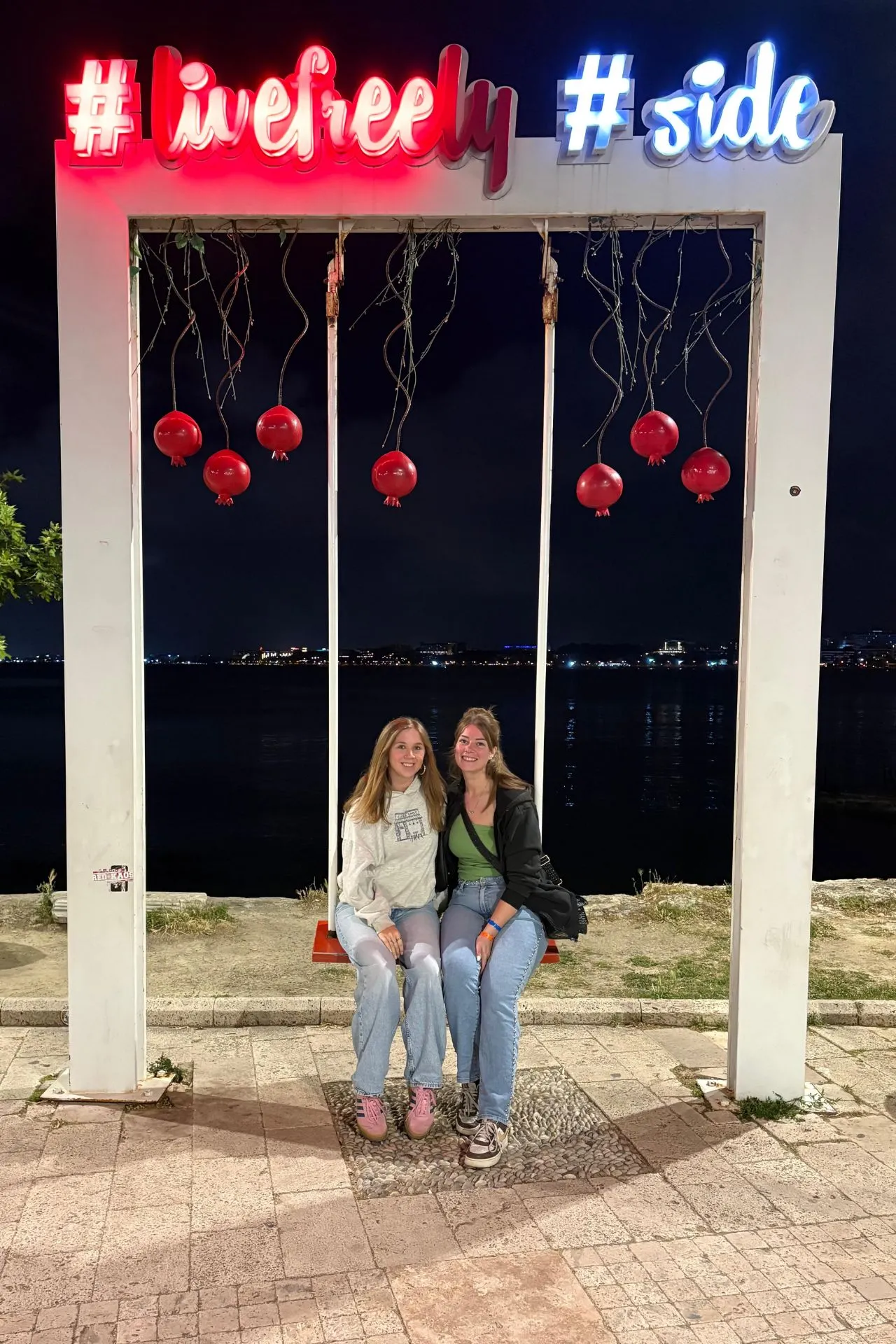 Verlichte fotolocatie aan de boulevard van Side met uitzicht over de Middellandse Zee in de avond. Deze populaire plek trekt bezoekers die een herinnering willen vastleggen tijdens een wandeling langs de kust. De combinatie van zeezicht, verlichting en sfeer maakt Side ook na zonsondergang aantrekkelijk.
