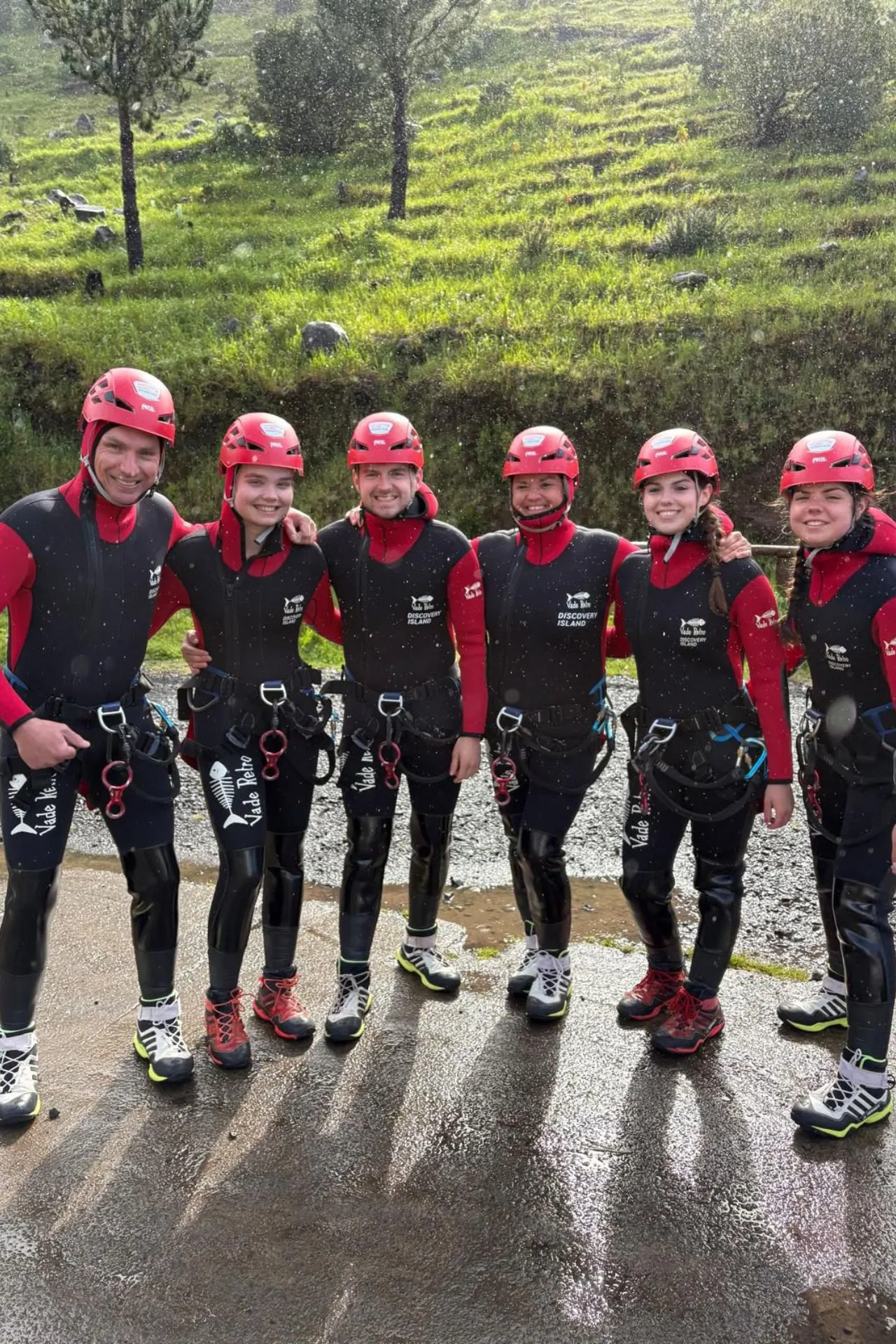 Groepsfoto tijdens een canyoning-excursie op Madeira, een van de populairste avontuurlijke activiteiten van het eiland. De deelnemers dragen wetsuits, helmen en veiligheidsmateriaal en staan midden in het groene berglandschap. Canyoning op Madeira combineert natuur, actie, watervallen en indrukwekkende wandelroutes.