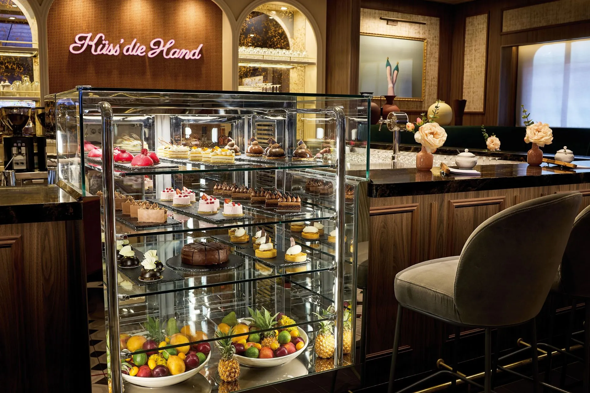 Patisserie aan boord van TUI Cruises Mein Schiff met luxe desserts, gebak en fruit. Culinaire verwennerij is inbegrepen bij deze Premium All Inclusive cruise, met veel aandacht voor kwaliteit en comfort.
