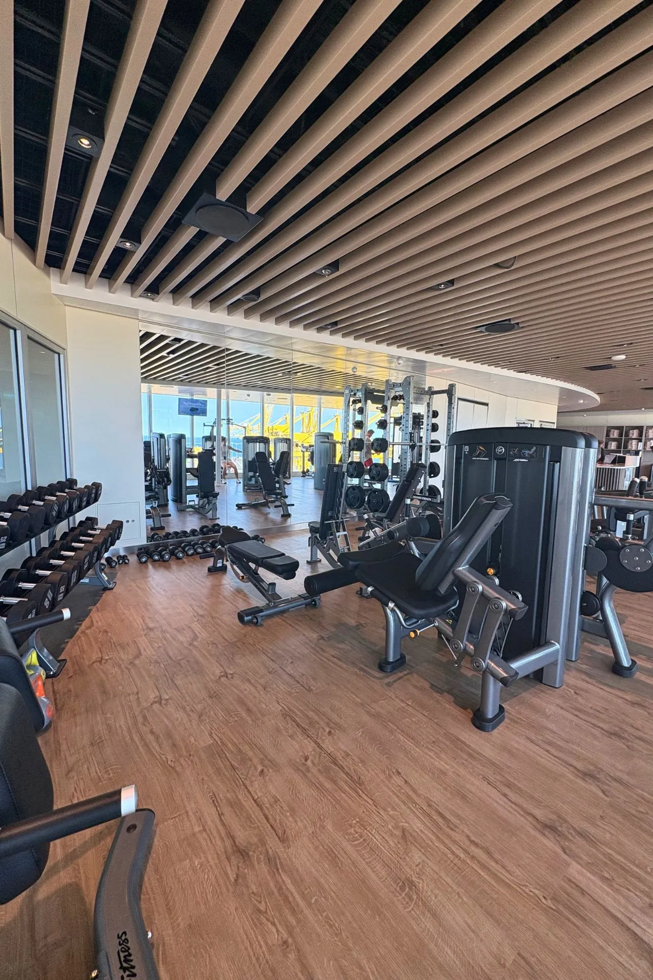 Moderne fitnessruimte aan boord van de Mein Schiff Flow met uitgebreide sportfaciliteiten voor zowel kracht- als cardiotraining. De sportschool beschikt over professionele apparatuur en grote ramen die uitzicht bieden op zee. Voor gasten die ook tijdens hun cruise actief willen blijven, is dit een populaire plek om de dag sportief te beginnen.