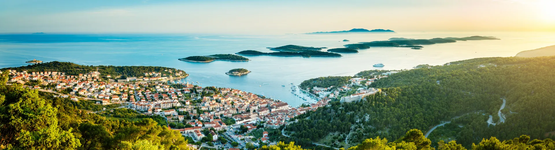 Prachtig uitzicht over een mooie stad aan zee in Kroatië