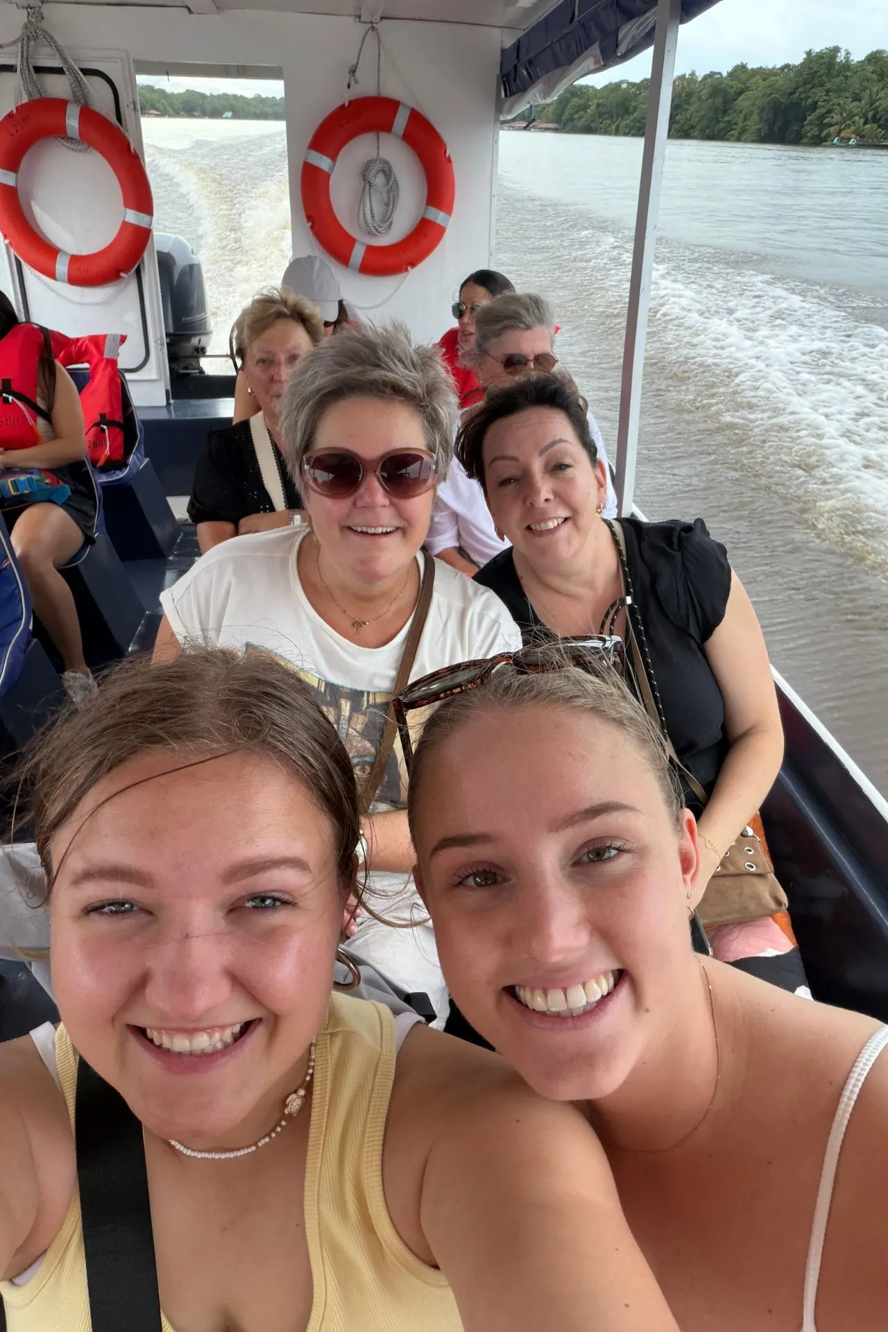 Boottocht door de kanalen van Tortuguero National Park in Costa Rica. Vanuit de boot ontdek je de ongerepte natuur, mangrovebossen en het bijzondere wildlife waarvoor dit unieke natuurgebied wereldwijd bekendstaat.