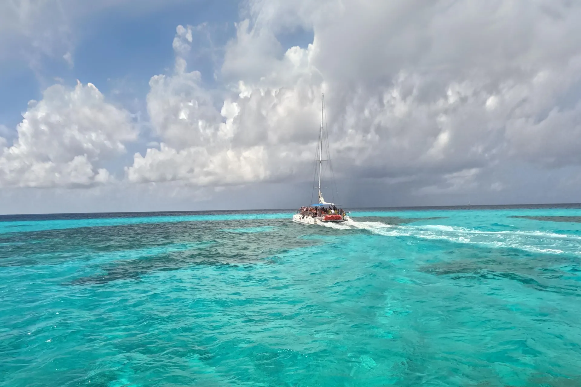 Een boot op weg naar de paradijselijke stranden van Saona Island, met prachtig turquoise water rondom.
