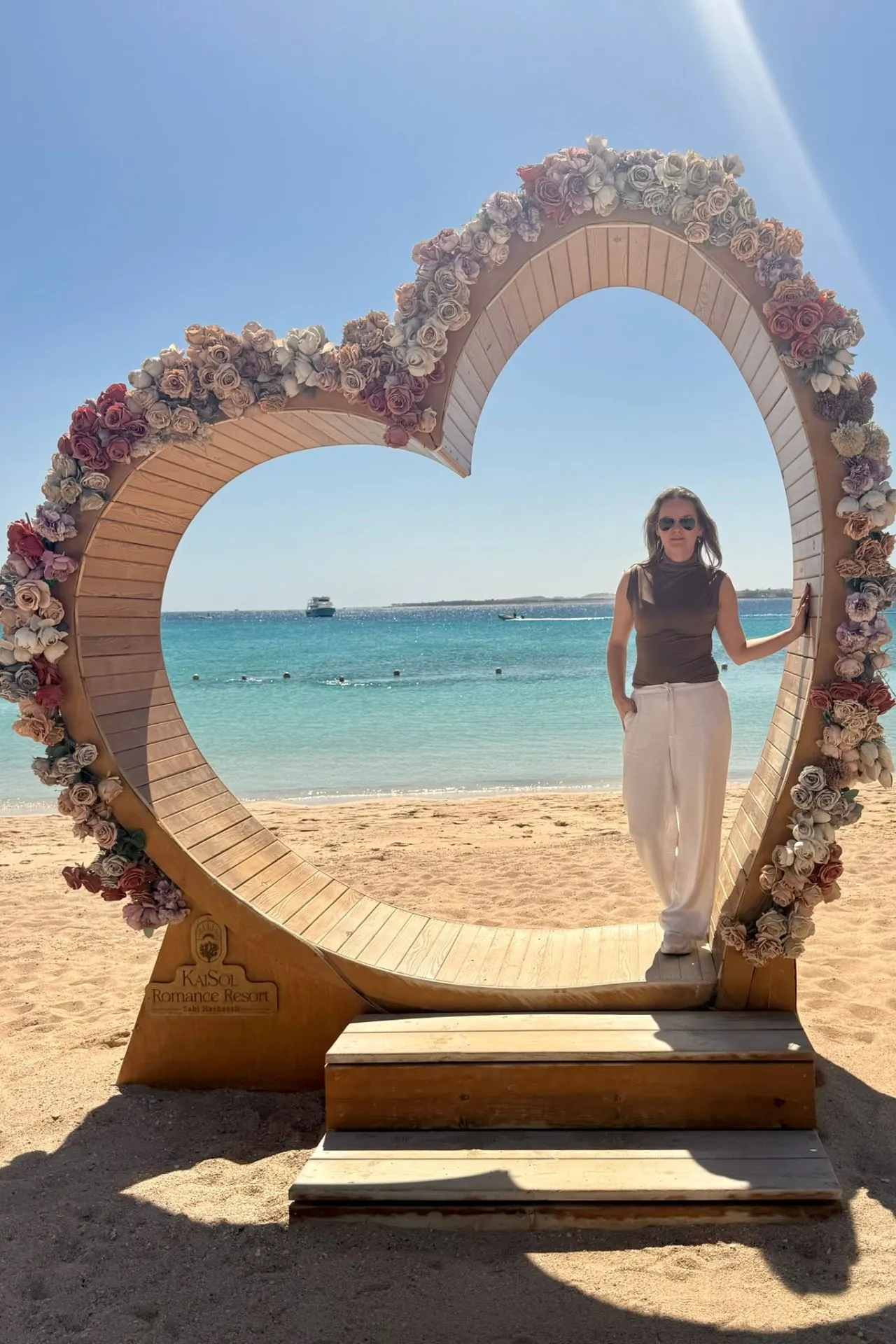 Decoratief hart op het strand van El Gouna met uitzicht op zee en helderblauw water in Egypte