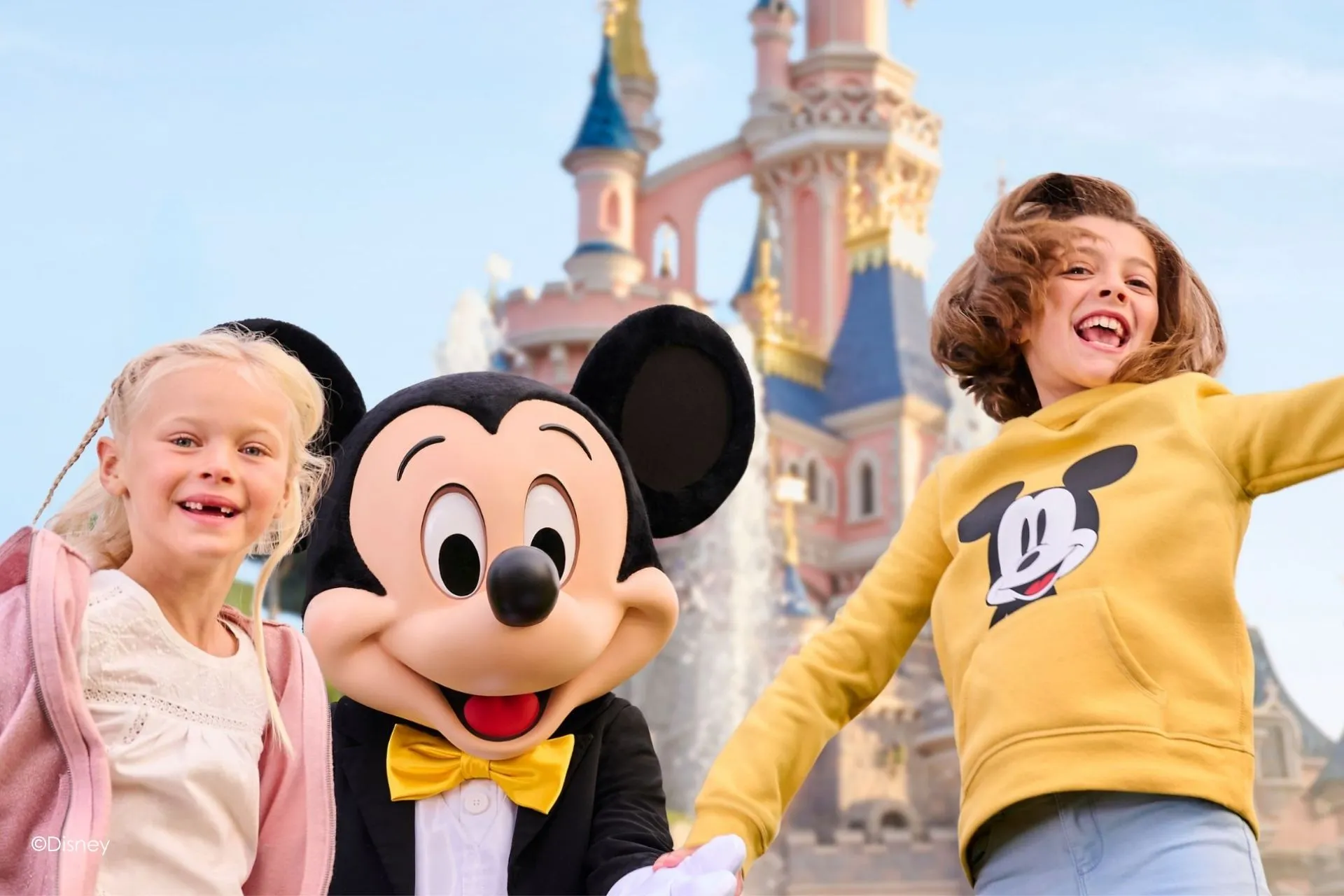  Blije kinderen poseren met Mickey Mouse voor het kasteel in Disneyland Parijs, dé perfecte bestemming voor een magische vakantie naar Disneyland. Ontdek spannende attracties, ontmoet Disney-figuren en profiteer van een Disneyland Parijs aanbieding. Boek een arrangement Disneyland inclusief hotel en entree voor een onvergetelijke ervaring!