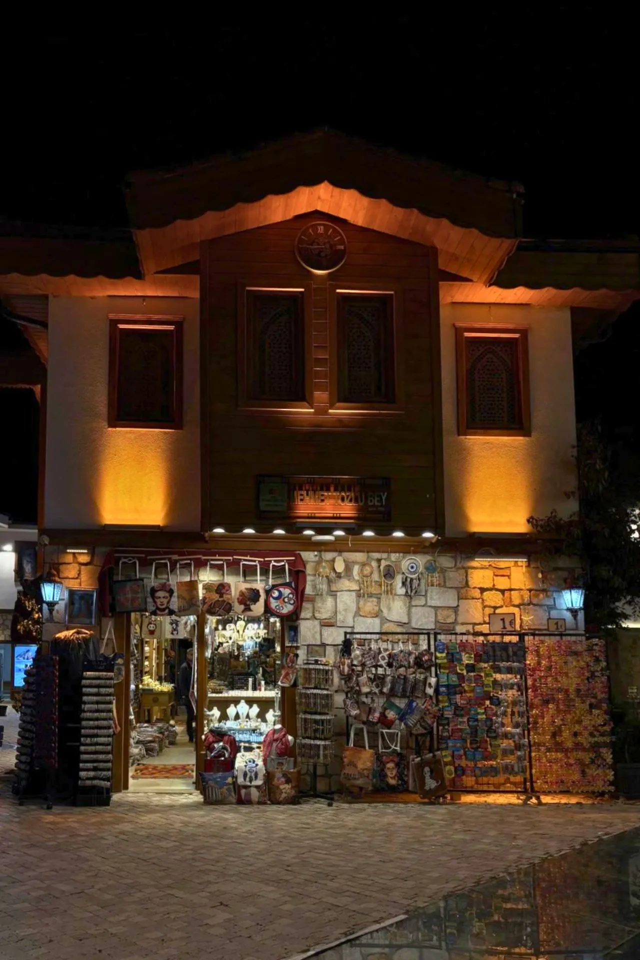 Traditionele souvenirwinkel in Side met een uitgebreid aanbod aan lokale producten, decoraties, kunst en handgemaakte souvenirs. De sfeervol verlichte gevel geeft een goed beeld van de gezellige winkelstraten die je kunt ontdekken tijdens een avondwandeling door het historische centrum van Side.
