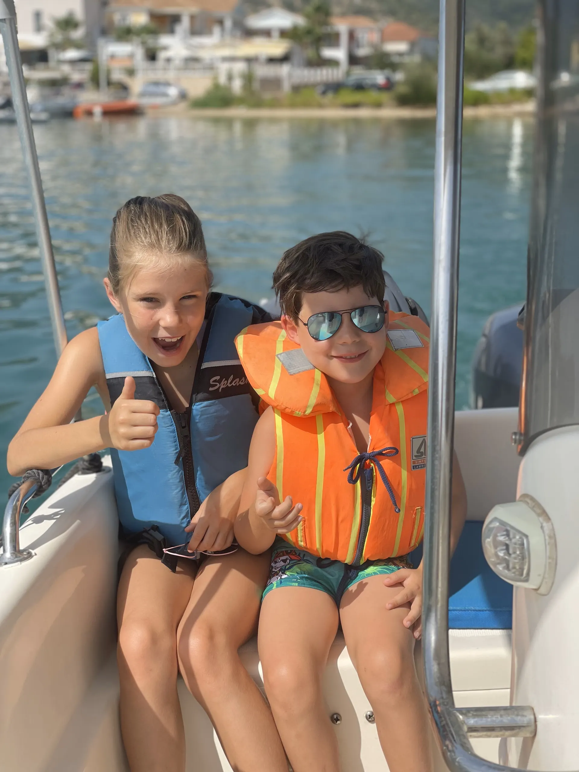 Kinderen in bootje - Lefkas - Griekenland