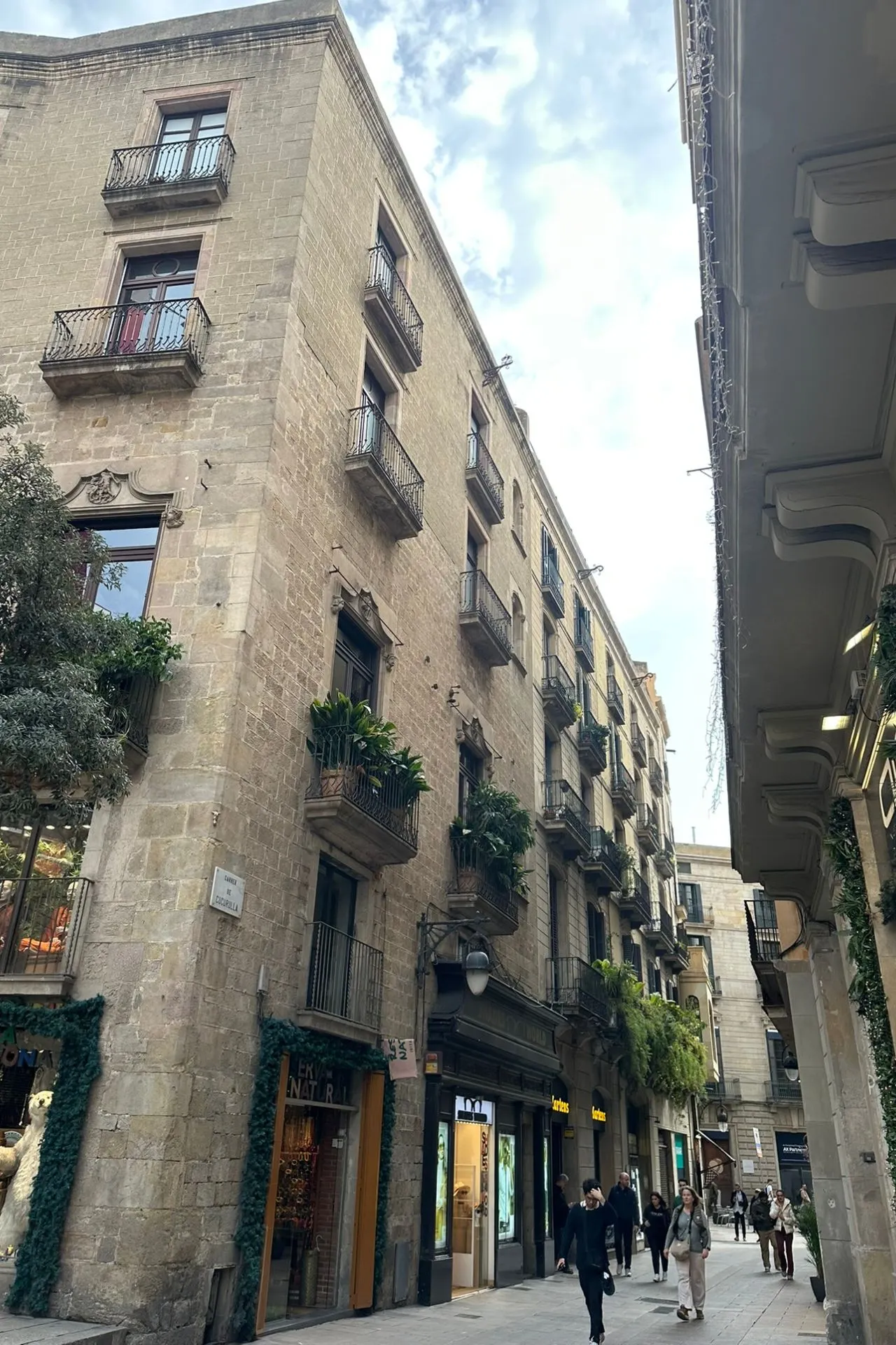 Sfeervolle straat in Barcelona tijdens een cruise‑stop met de Costa Toscana
