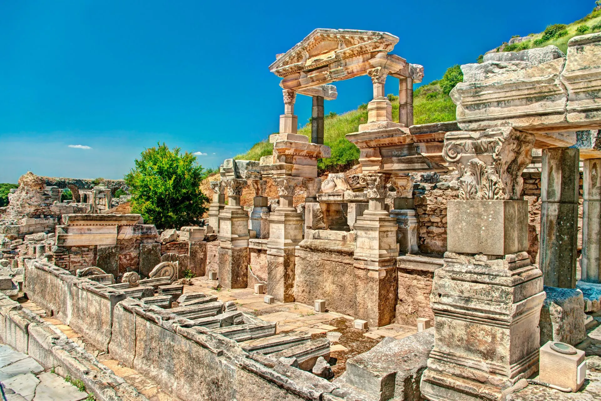 Oude Romeinse ruïnes van de tempel van Hadrianus in Efeze, Turkije – een populaire cruisebestemming in de Middellandse Zee.