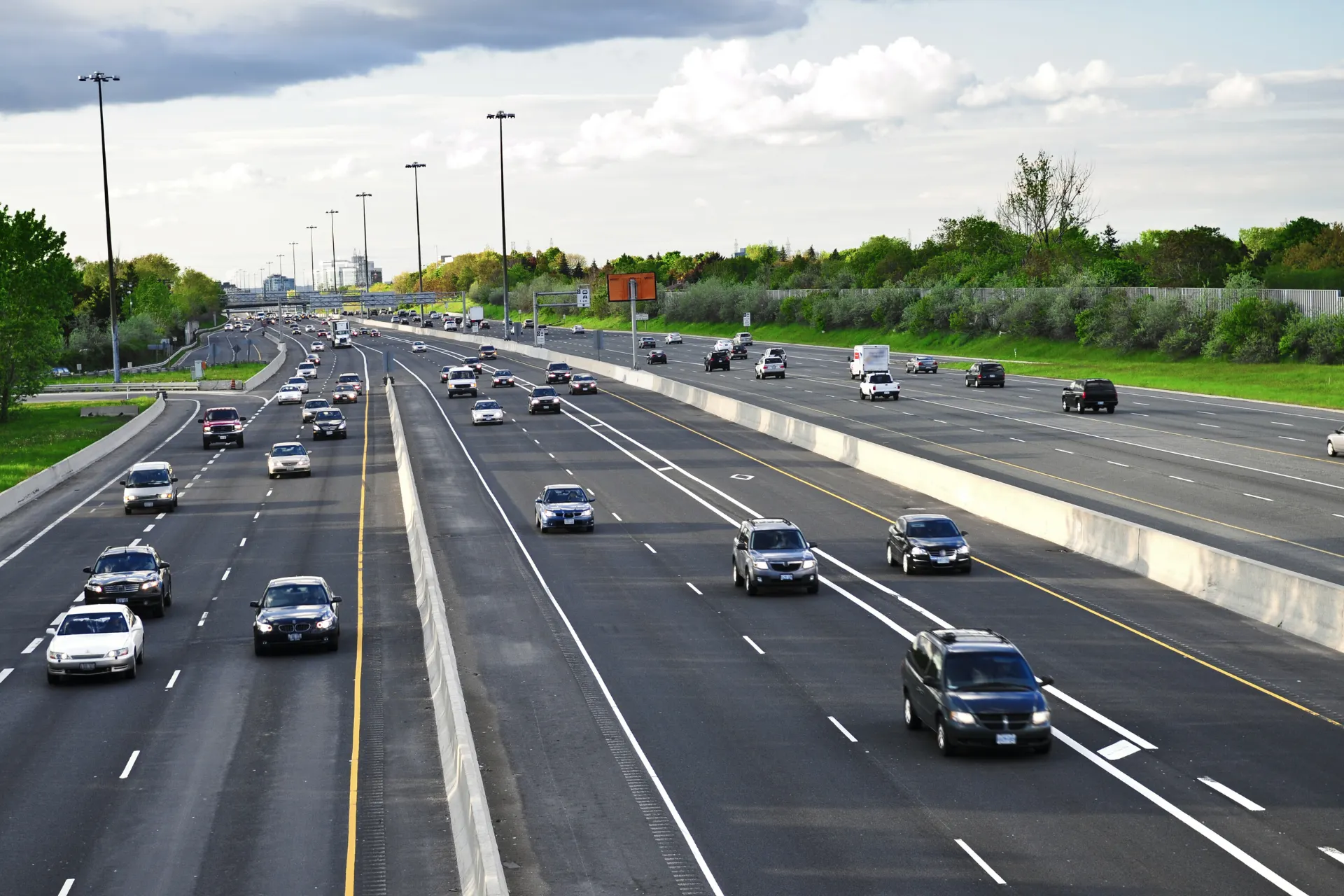 Auto's rijden over de snelweg richting Groningen Airport, ideaal voor een vlotte vertrek vanaf Luchthaven Groningen naar diverse bestemmingen Groningen Airport.