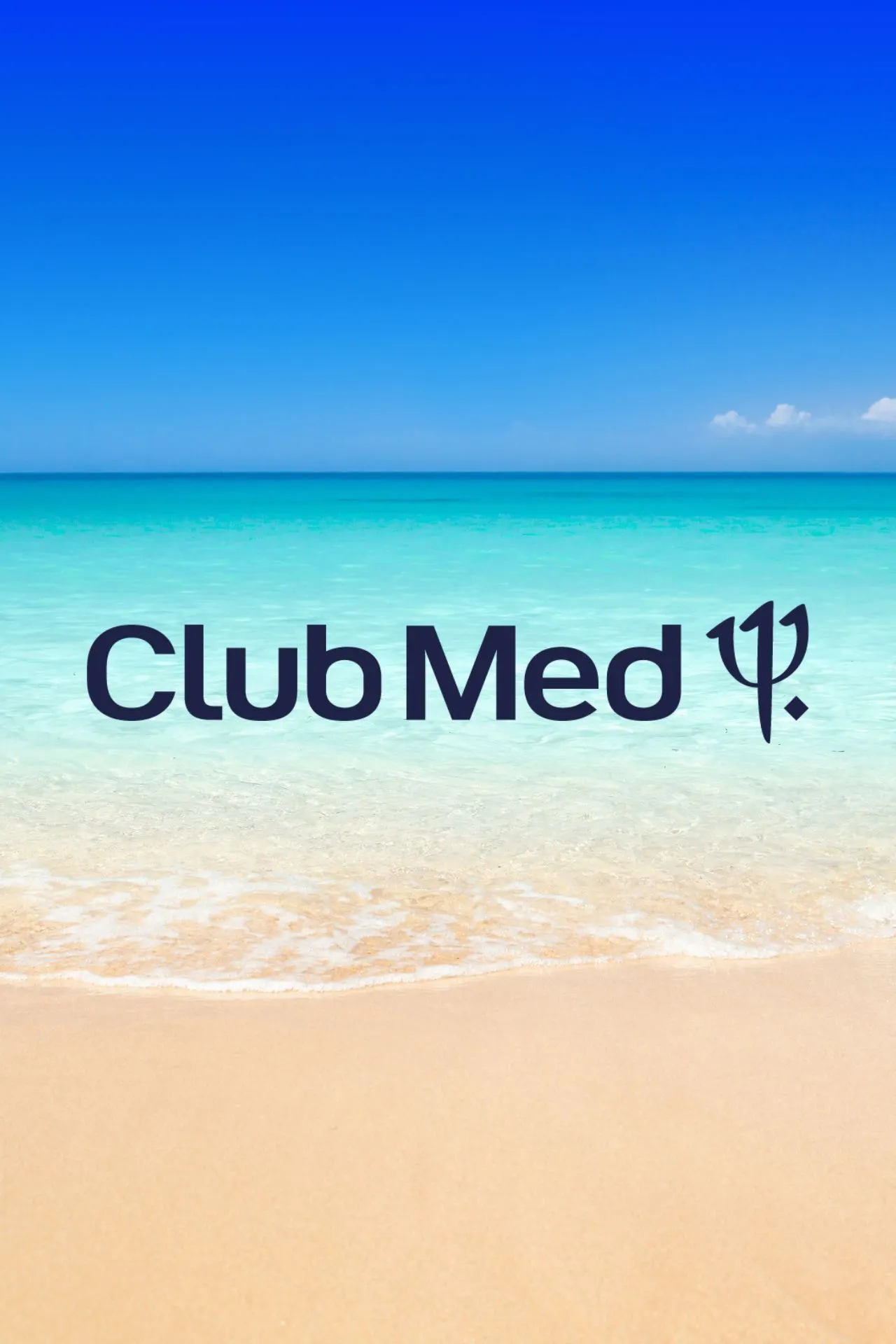 Het logo van Club Med, op een tropische strandachtergrond met helderblauw water en een blauwe lucht. Boek Club Med bij Travelcenter de Wit.