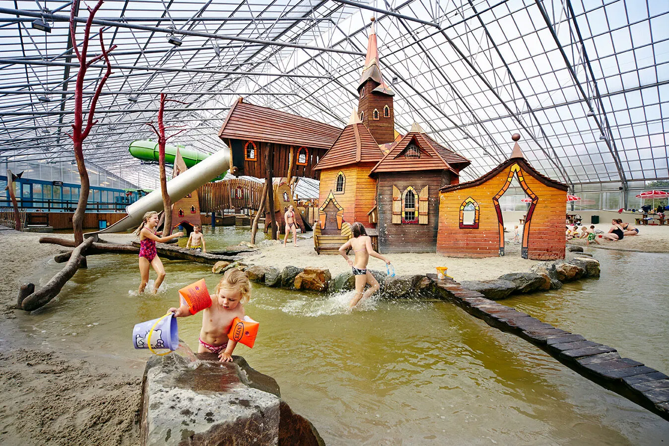 Overdekt water- en zandspeelparadijs 'Sterrenstrand'