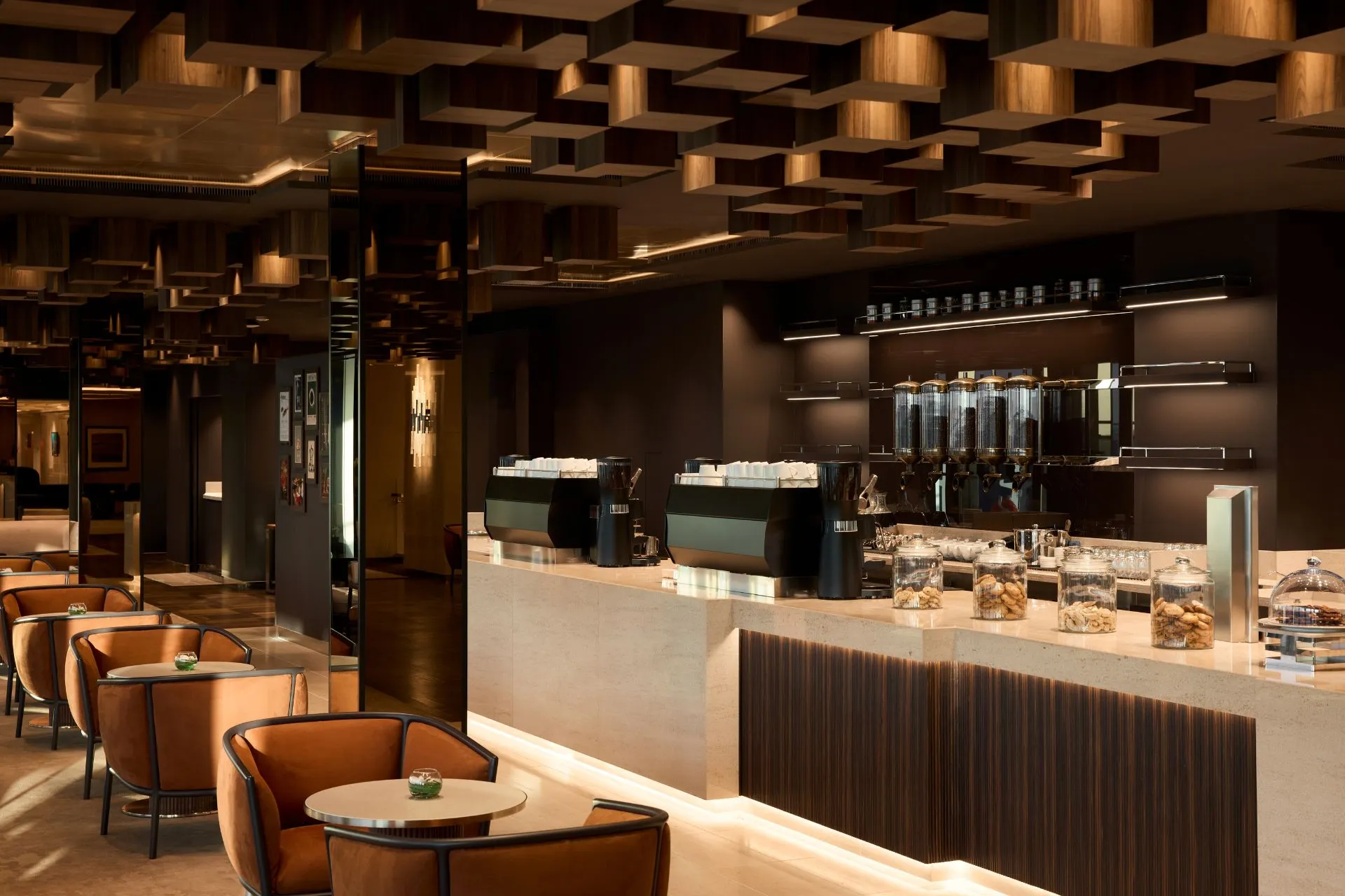 Explora dining lounge met stijlvolle koffiebar en premium service aan boord