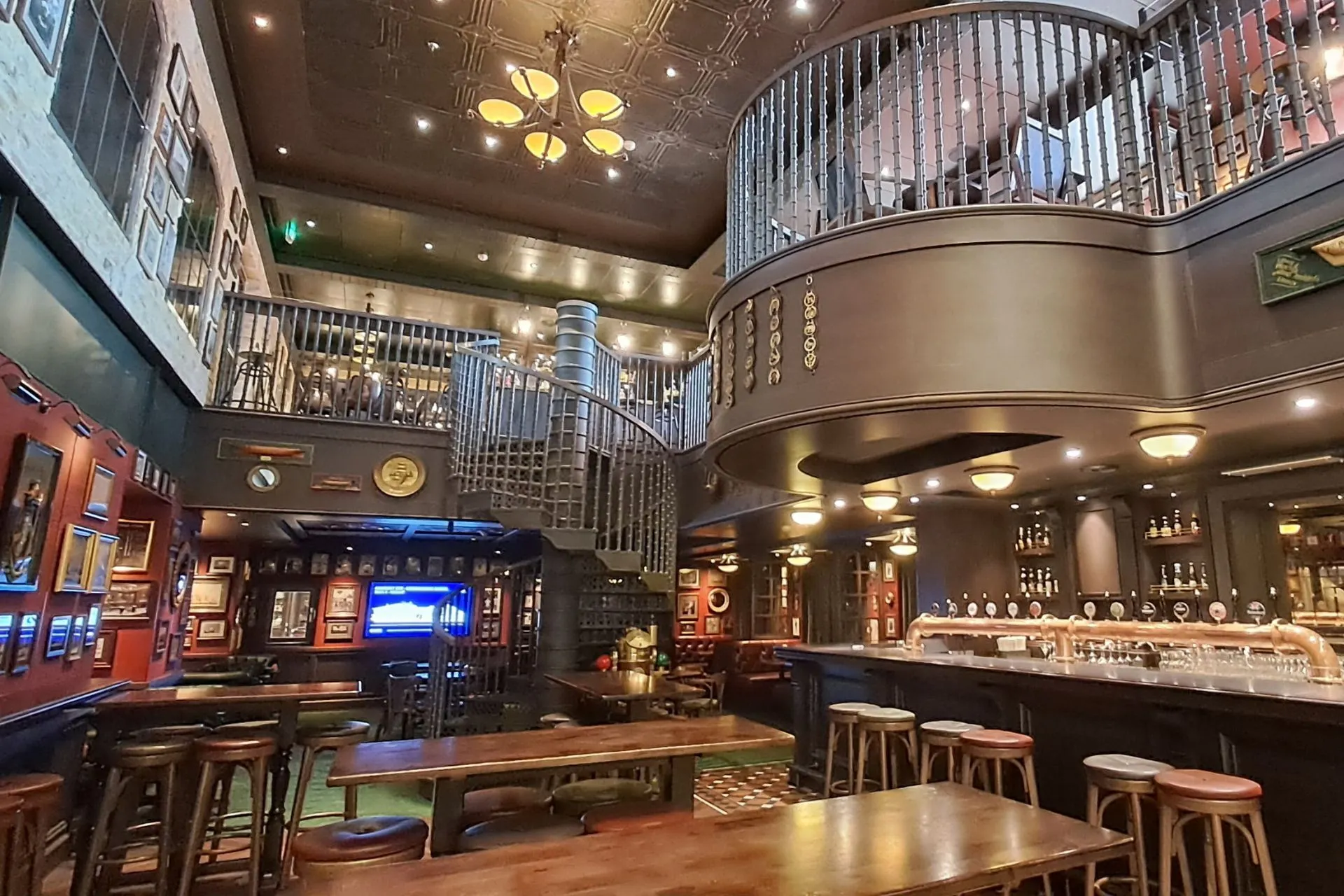 Gezellige bar met een warme, klassieke inrichting op een MSC Cruises schip