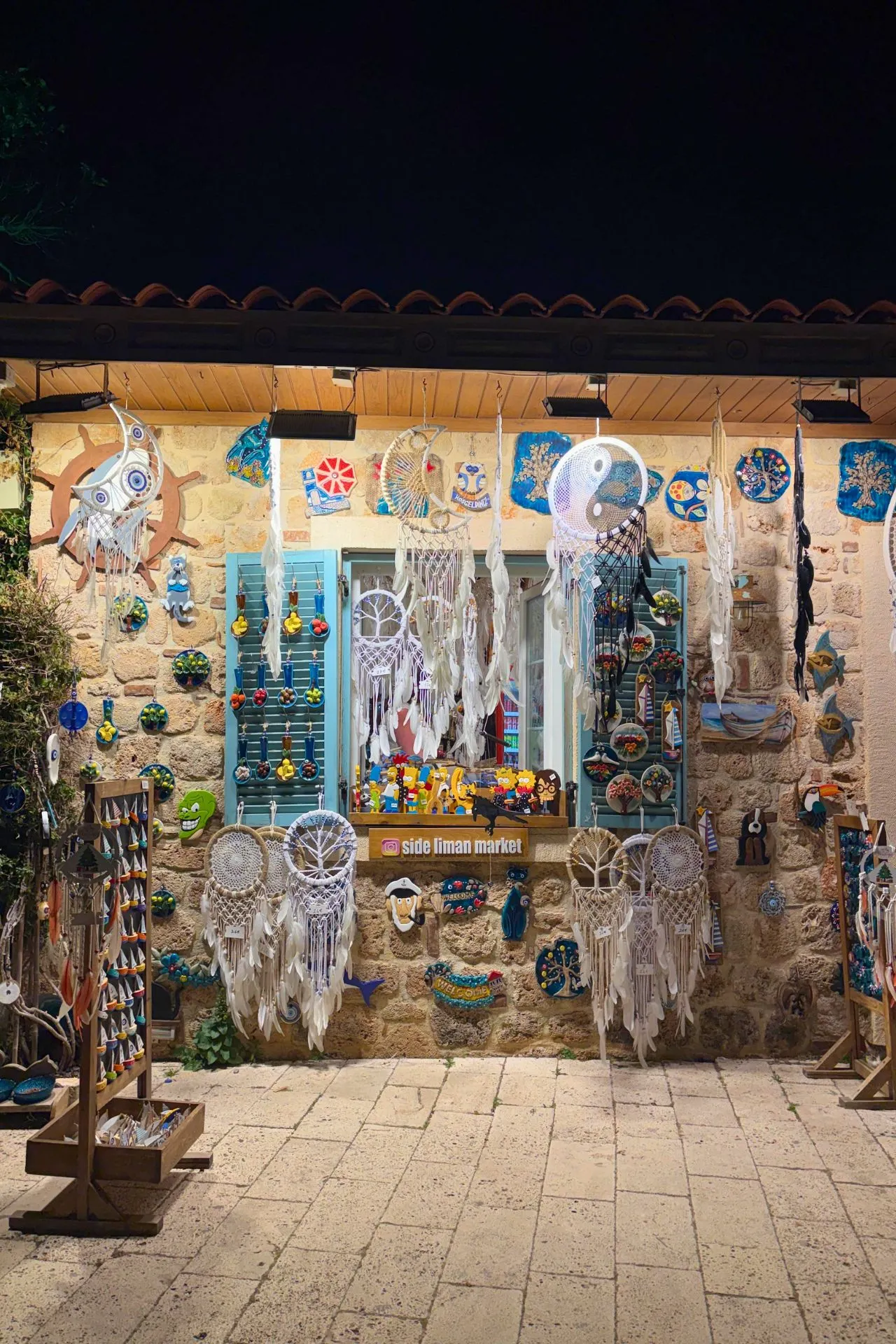 Marktkraam in Side met traditionele Turkse souvenirs, handbeschilderd servies, decoratieve lampen, dierenfiguren en kleurrijke theeserviezen. Bezoekers vinden hier unieke cadeaus en lokale ambachtelijke producten. Winkelen in Side is een geliefde activiteit tijdens een vakantie in Turkije.
