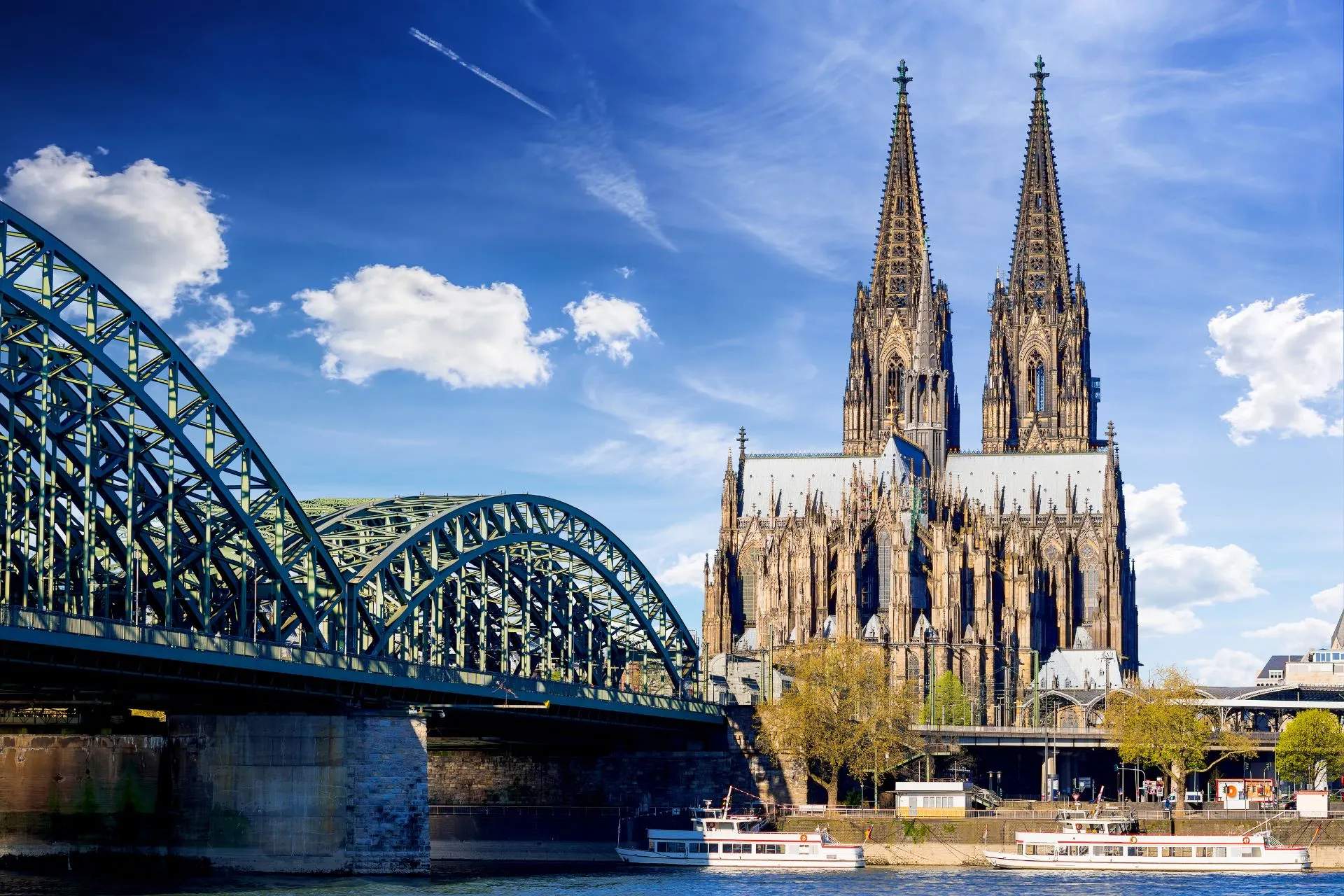 De Keulse Dom en de Hohenzollernbrug, een herkenbaar beeld voor reizigers met vluchten vanaf Keulen Bonn.