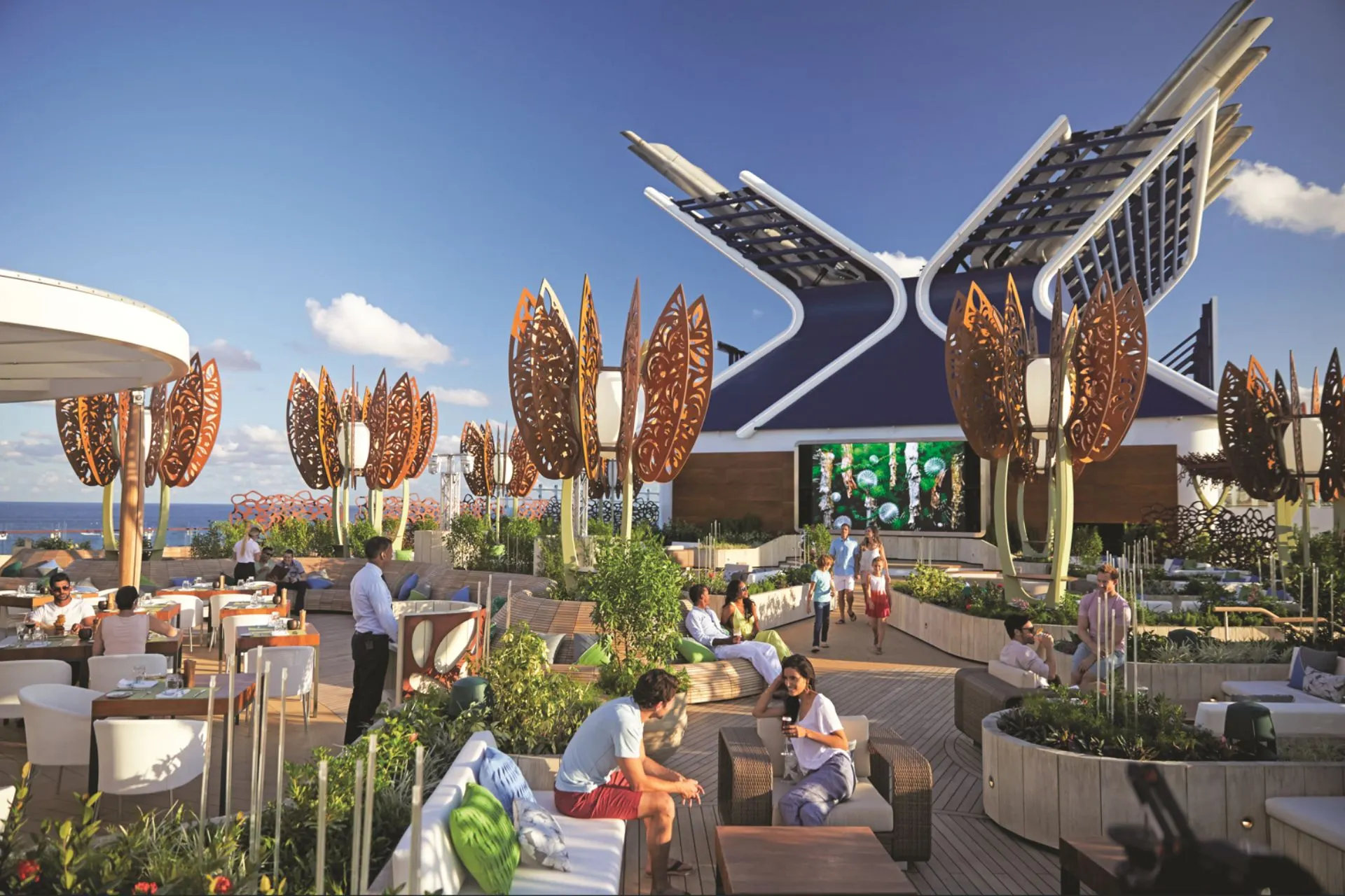 Stijlvol buitendek van Celebrity Cruises met moderne architectuur, lounges en restaurants, kenmerkend voor de innovatieve premium cruisereizen.

