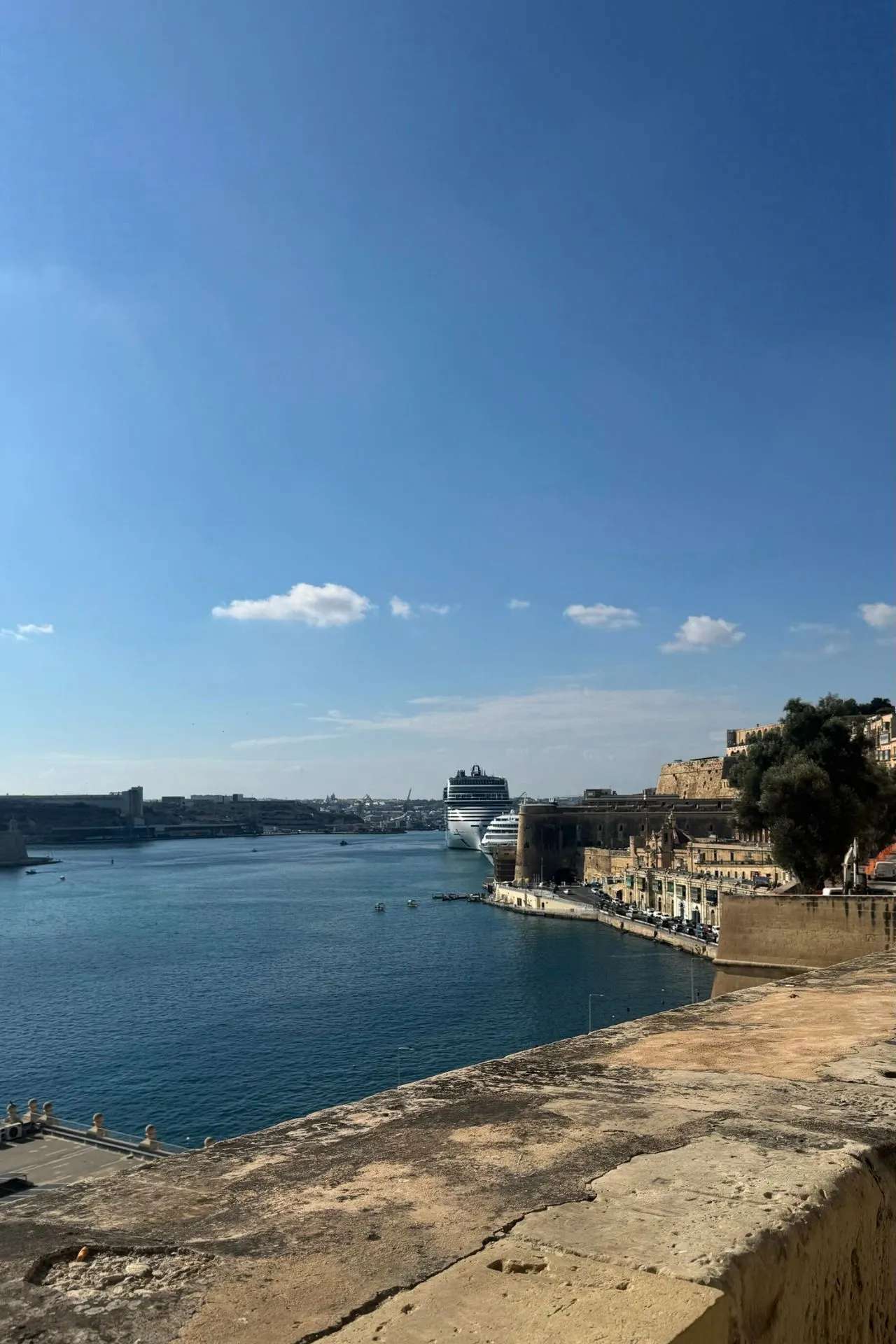Uitzicht vanaf de boulevard in Valletta, Malta, met een panoramisch zicht op de zee en de kustlijn.