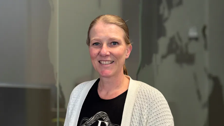 Mijn naam is Tessa Hagendoorn, reisadviseur bij Travelcenter de Wit in Uden. Sinds 2000 ben ik werkzaam in de reiswereld en heb ik zowel op het reisbureau als bij een touroperator gewerkt. Hierdoor heb ik de verschillende kanten van dit mooie vak mogen ervaren. Zelf heb ik een enorme passie voor roadtrips. Voor mij is er niets mooier dan de vrijheid van de open weg, het ontdekken van verborgen pareltjes en genieten van adembenemende uitzichten onderweg.

Met mijn persoonlijke kennis en jarenlange ervaring help ik je graag om jouw ideale reis samen te stellen. Helemaal op maat gemaakt naar jouw wensen. Laten we samen jouw volgende avontuur plannen!