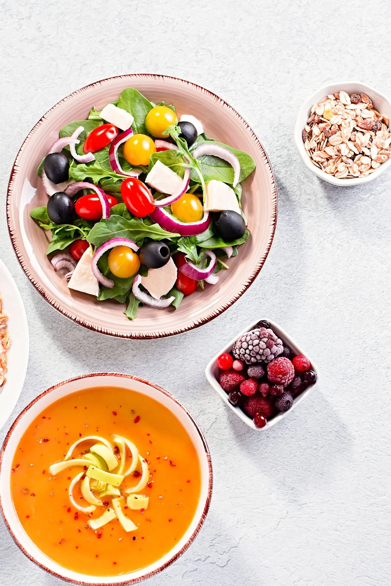 Een gezonde maaltijd bij La Recyclerie in Parijs, met lokale, seizoensgebonden ingrediënten, geserveerd in een ecologisch café met een ontspannen sfeer.