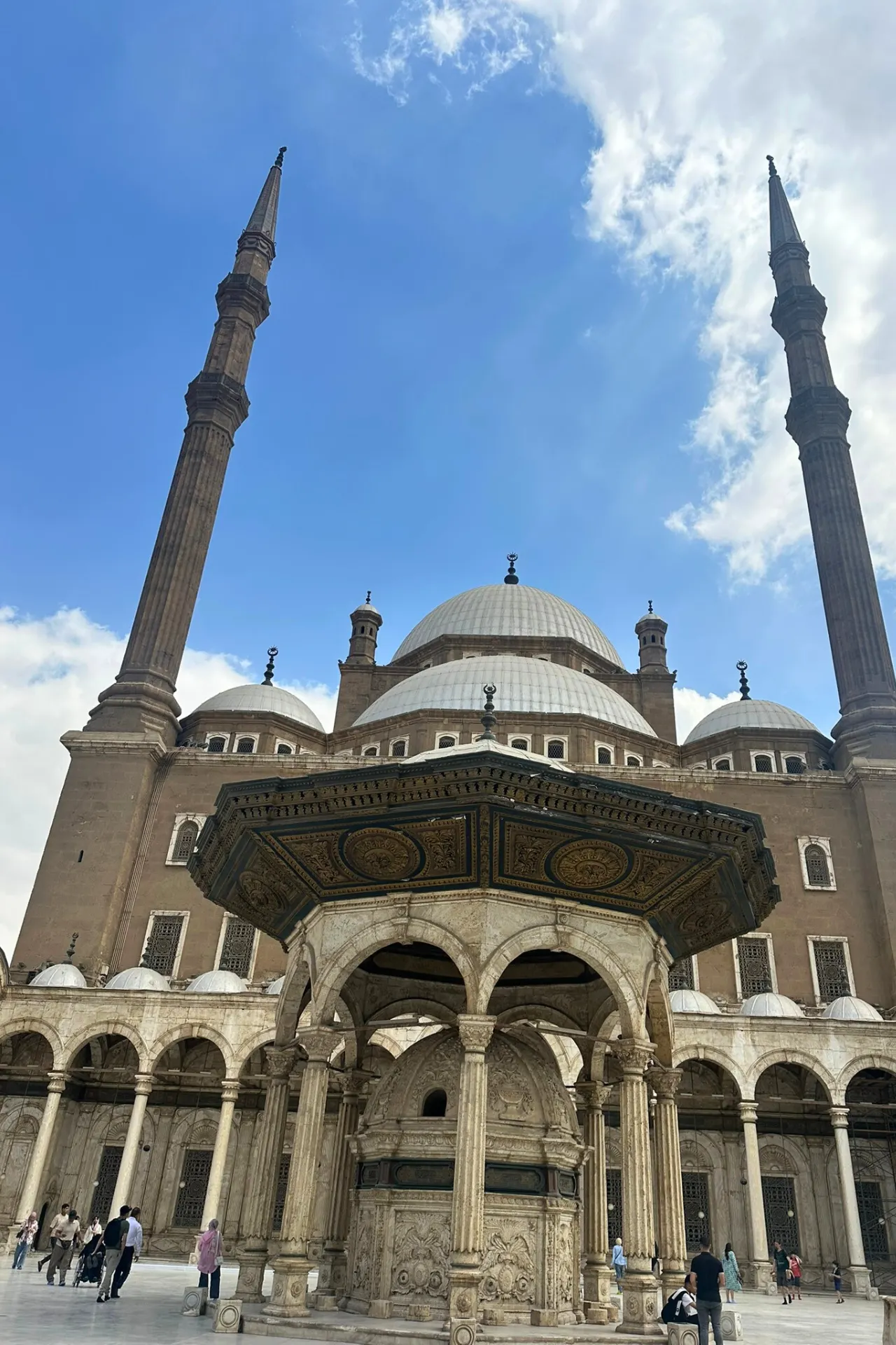 Vooraanzicht van de indrukwekkende Moskee van Mohammed Ali in Egypte met hoge torens en sierlijke ronde bogen.