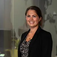 Jerinde de Wit is al ruim 16 jaar werkzaam bij Travelcenter de Wit in Gemert. Ze is hier begonnen als reisadviseur en heeft zich verder ontwikkeld tot filiaamanager. Zelf gaat ze ook regelmatig op reis. Ze vertelt hierover op haar pagina. Door haar jarenlange kennis en ervaring heeft ze al vele prachtige reizen mogen samenstellen. Of het nu gaat om een heerlijke strandvakantie, stedenstrip, rondreis of cruisevakantie. Doordat ze al veel van de wereld heeft mogen zien tijdens een studiereis of eigen vakantie, kan ik ze je hier met veel enthousiasme over informeren.