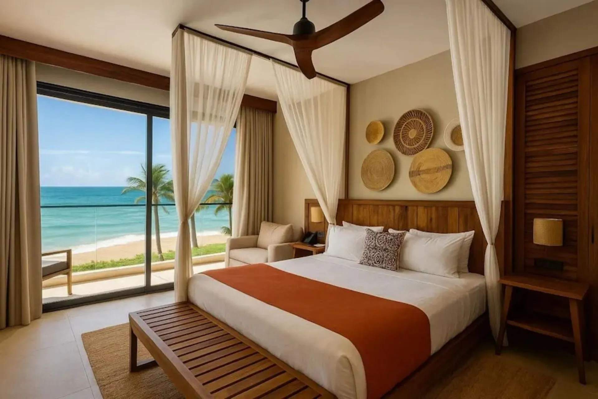 Luxe hotelkamer in Jaz Elite Aurora Beach Resort op Zanzibar met een groot hemelbed, warme natuurlijke tinten en een balkon met uitzicht op het hagelwitte strand en de azuurblauwe Indische Oceaan. Een stijlvolle accommodatie voor een ontspannen strandvakantie op Zanzibar.