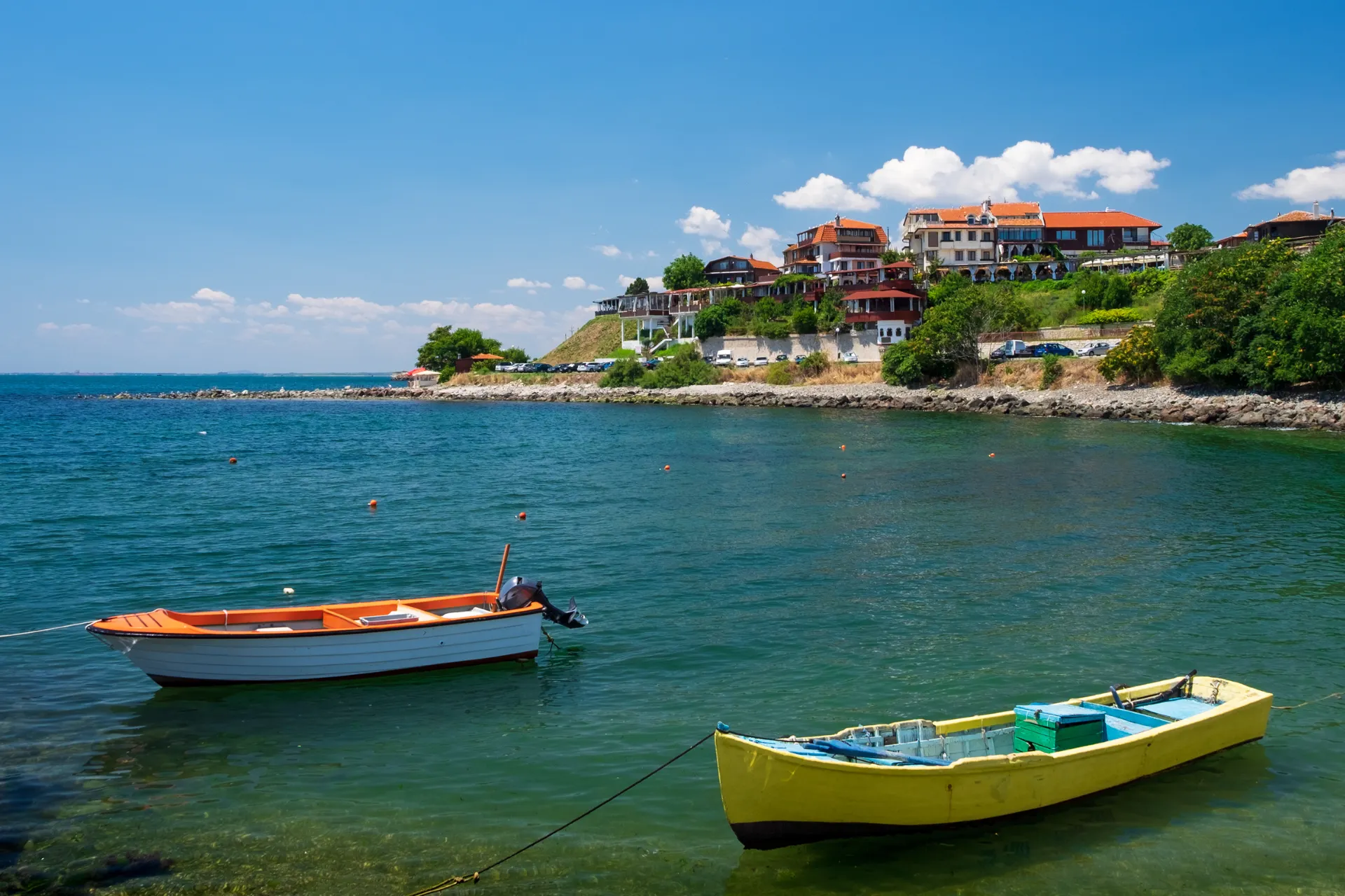 Bootjes aan de kust van Nessebar. Zwarte Zee, Bulgarije