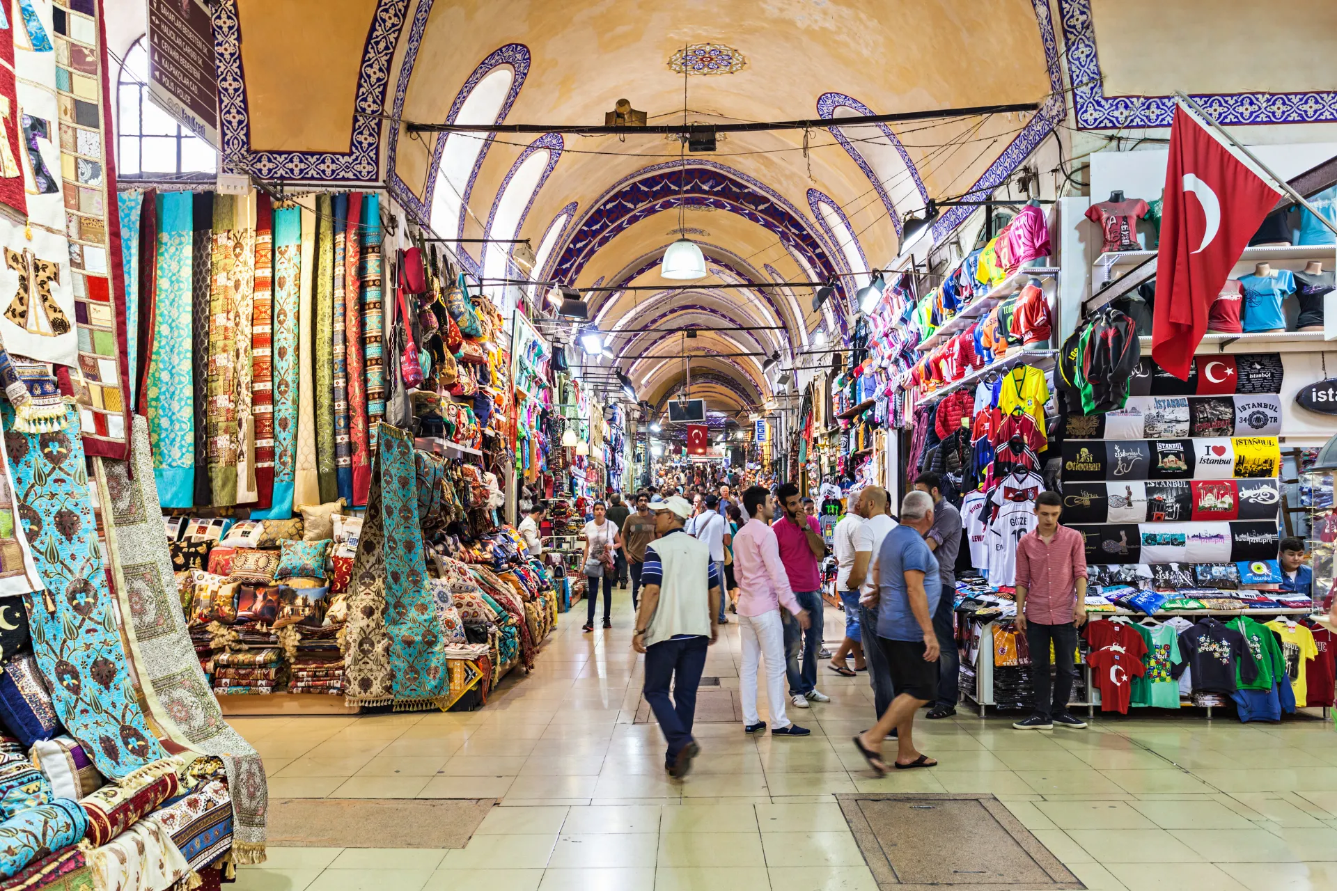 Turkije - Istanbul- egyptische kruidenmarkt in istanbul binnen. drukke winkeltjes met heel veel spullen 